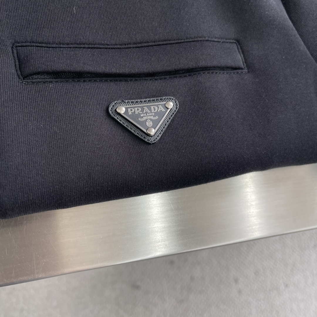 -PRAD 尼龙丝光拼接罗马面料拉链外套采用380克丝光双面，该款面料偏柔软，密度高，高密度面料可有效增