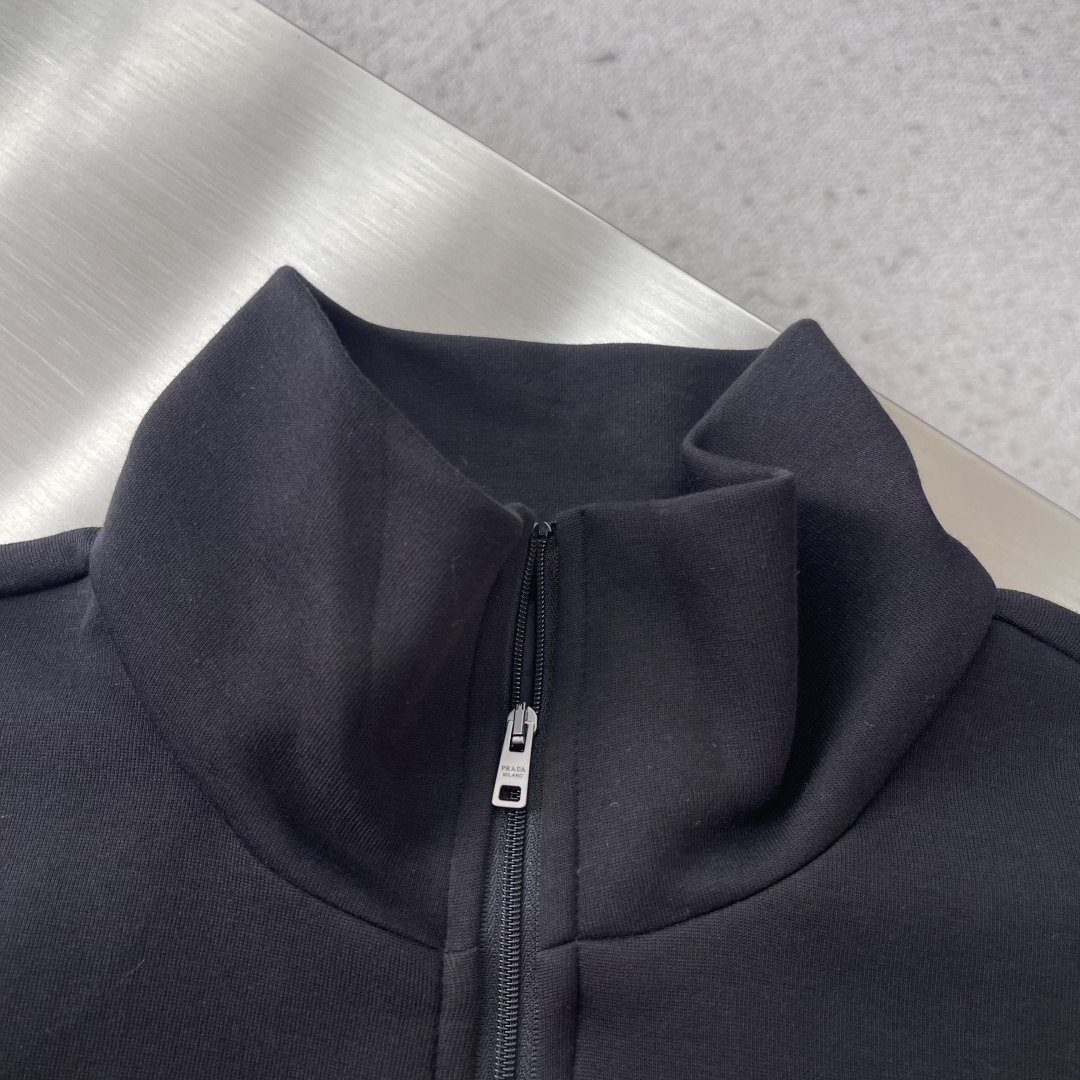 -PRAD 尼龙丝光拼接罗马面料拉链外套采用380克丝光双面，该款面料偏柔软，密度高，高密度面料可有效增