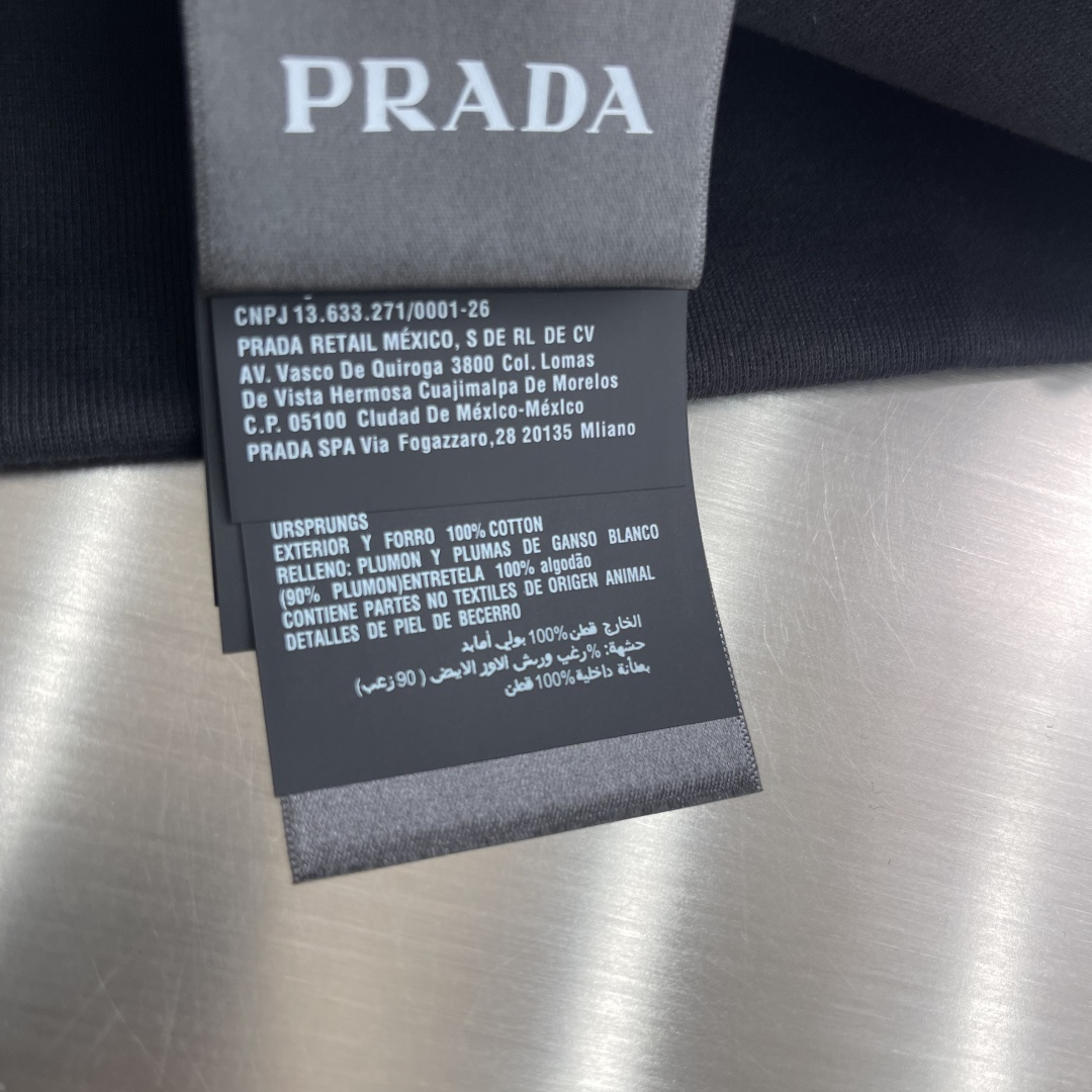 -PRAD 尼龙丝光拼接罗马面料拉链外套采用380克丝光双面，该款面料偏柔软，密度高，高密度面料可有效增