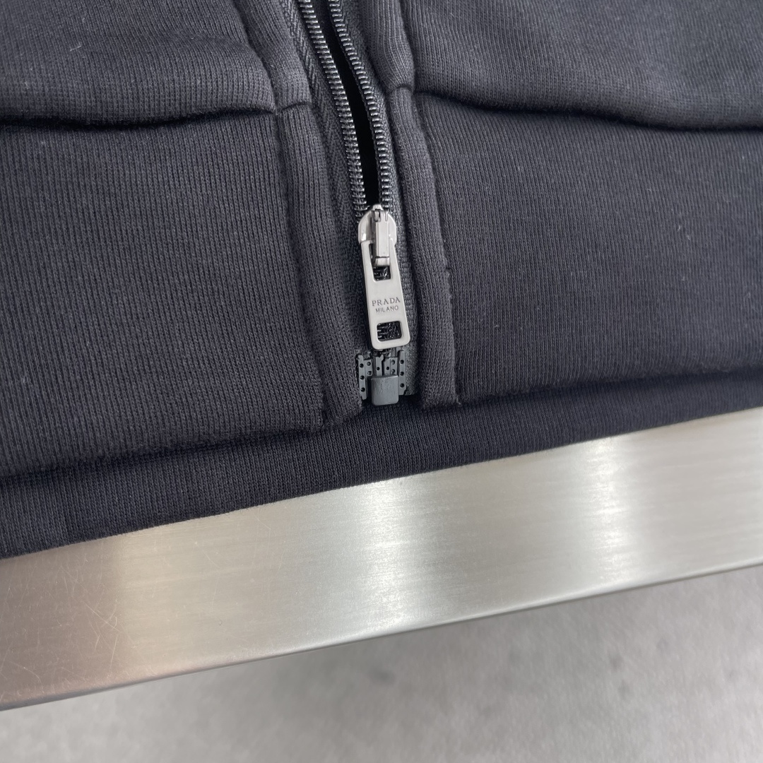 -PRAD 尼龙丝光拼接罗马面料拉链外套采用380克丝光双面，该款面料偏柔软，密度高，高密度面料可有效增