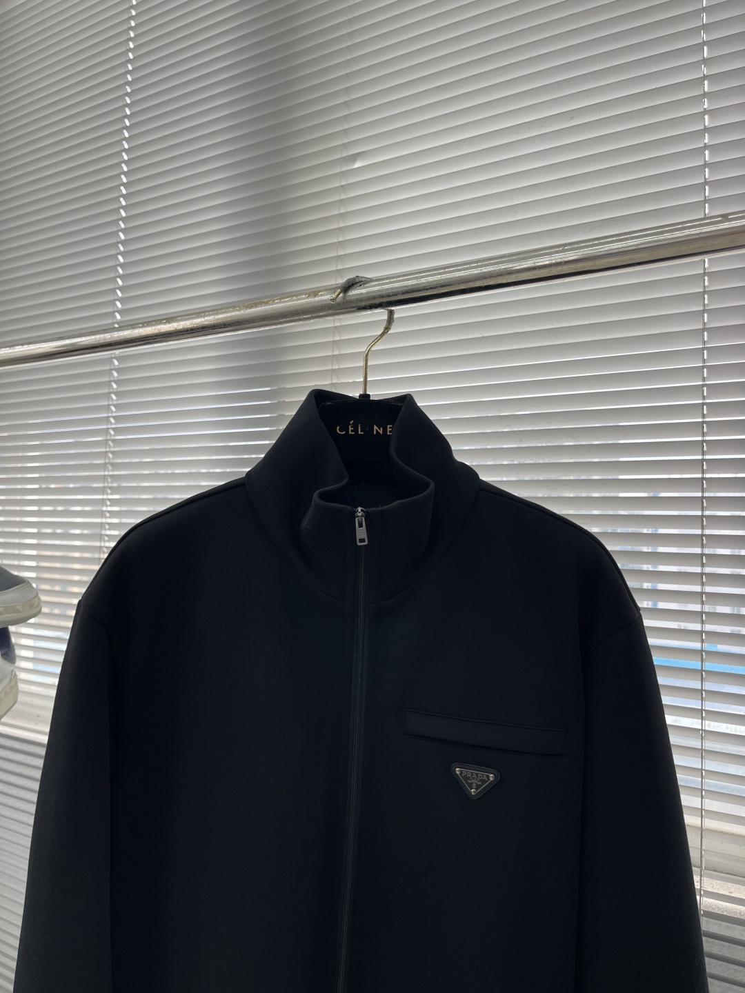 -PRAD 尼龙丝光拼接罗马面料拉链外套采用380克丝光双面，该款面料偏柔软，密度高，高密度面料可有效增