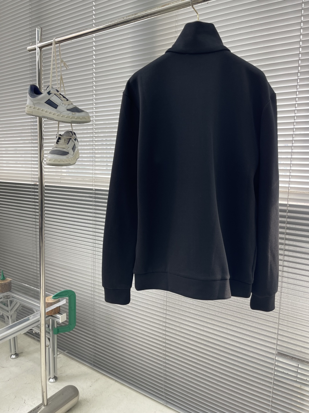 -PRAD 尼龙丝光拼接罗马面料拉链外套采用380克丝光双面，该款面料偏柔软，密度高，高密度面料可有效增