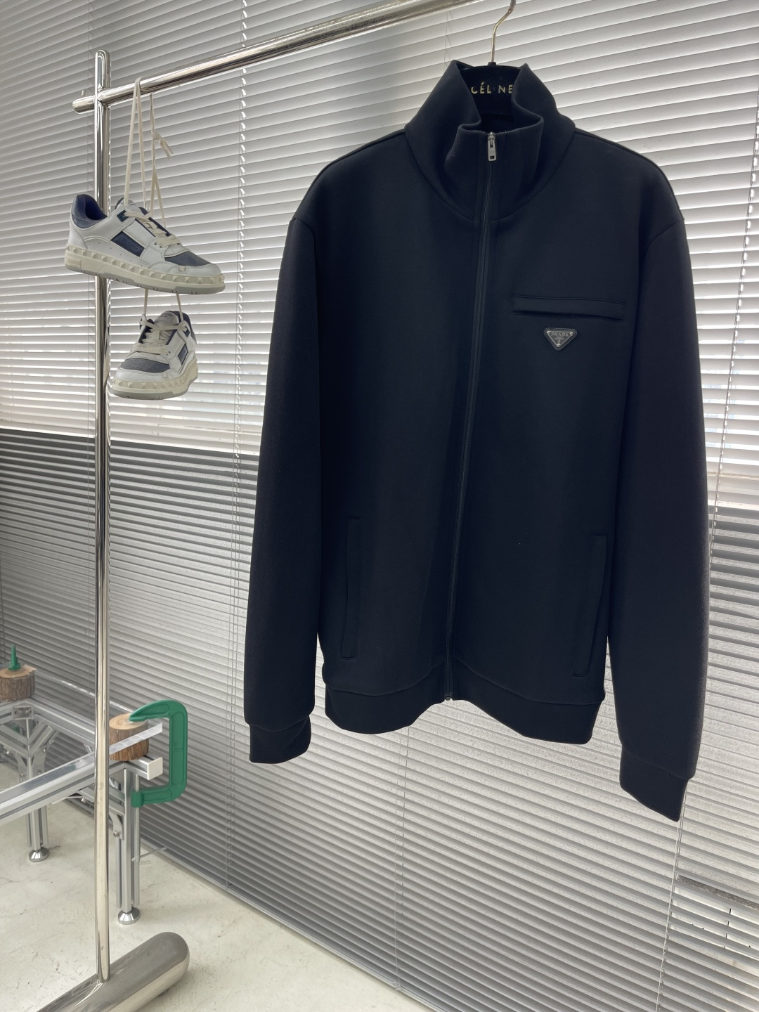 -PRAD 尼龙丝光拼接罗马面料拉链外套采用380克丝光双面，该款面料偏柔软，密度高，高密度面料可有效增