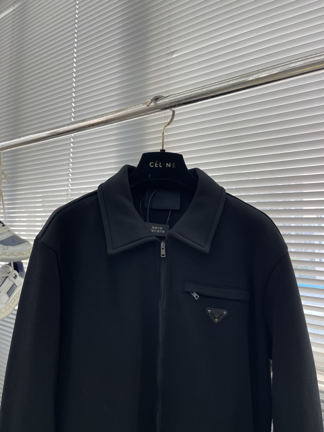 -PRAD 太空棉口袋拉链外套采用380克丝光双面，该款面料偏柔软，密度高，高密度面料可有效增加衣服保暖