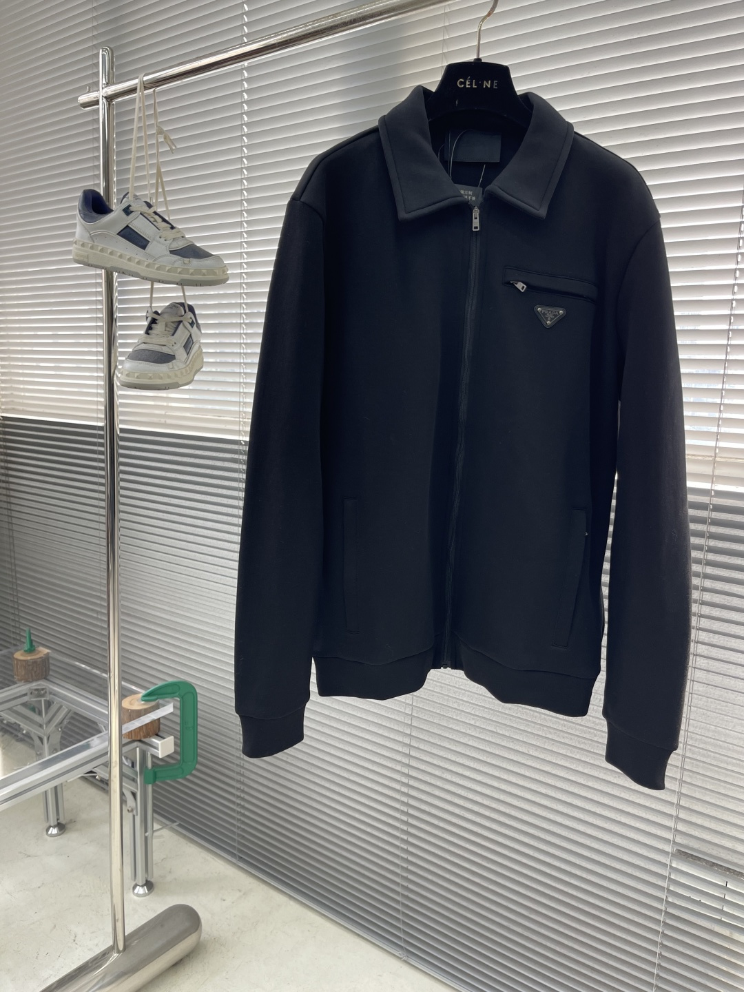 -PRAD 太空棉口袋拉链外套采用380克丝光双面，该款面料偏柔软，密度高，高密度面料可有效增加衣服保暖