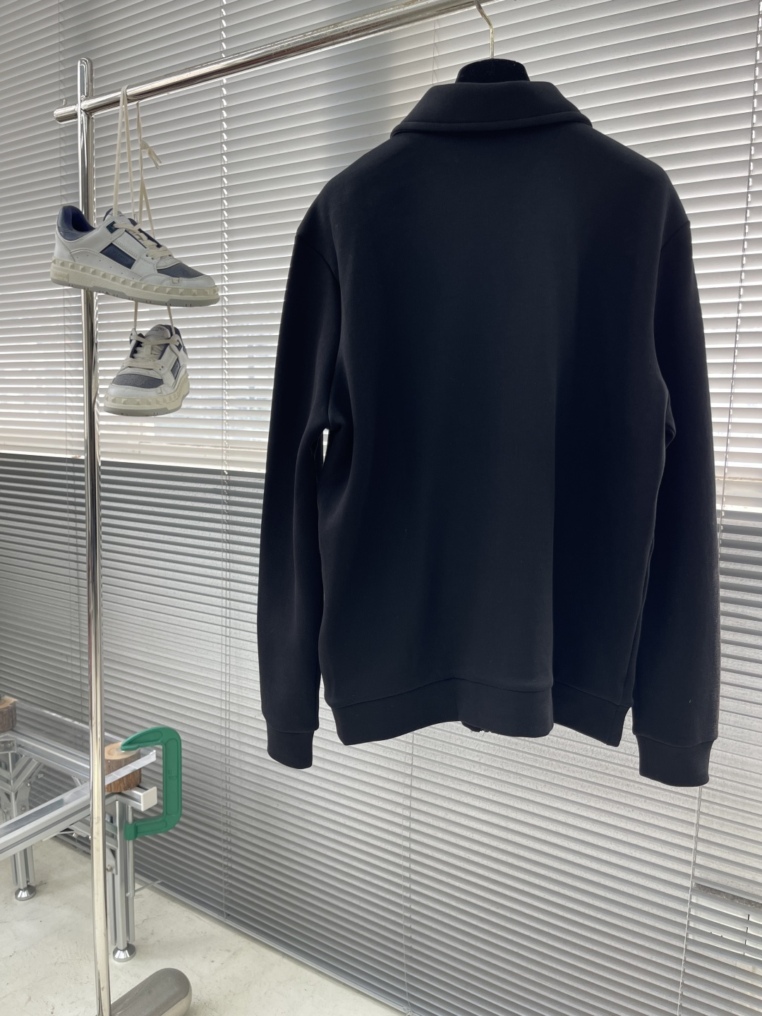 -PRAD 太空棉口袋拉链外套采用380克丝光双面，该款面料偏柔软，密度高，高密度面料可有效增加衣服保暖