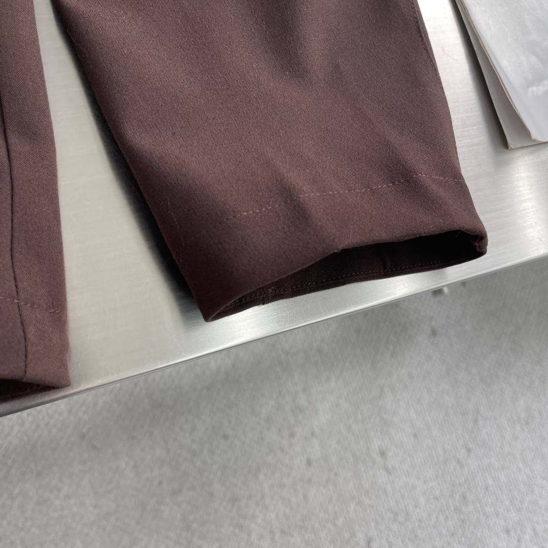 -PRAD 新款翻领夹克，此款短夹克的流畅线条定义了一件具有精致、极简风格的服装。马海毛和丝绸风格搭配运