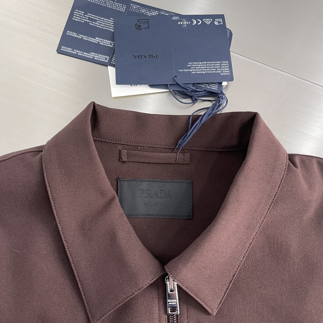 -PRAD 新款翻领夹克，此款短夹克的流畅线条定义了一件具有精致、极简风格的服装。马海毛和丝绸风格搭配运