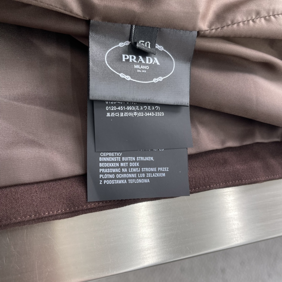 -PRAD 新款翻领夹克，此款短夹克的流畅线条定义了一件具有精致、极简风格的服装。马海毛和丝绸风格搭配运