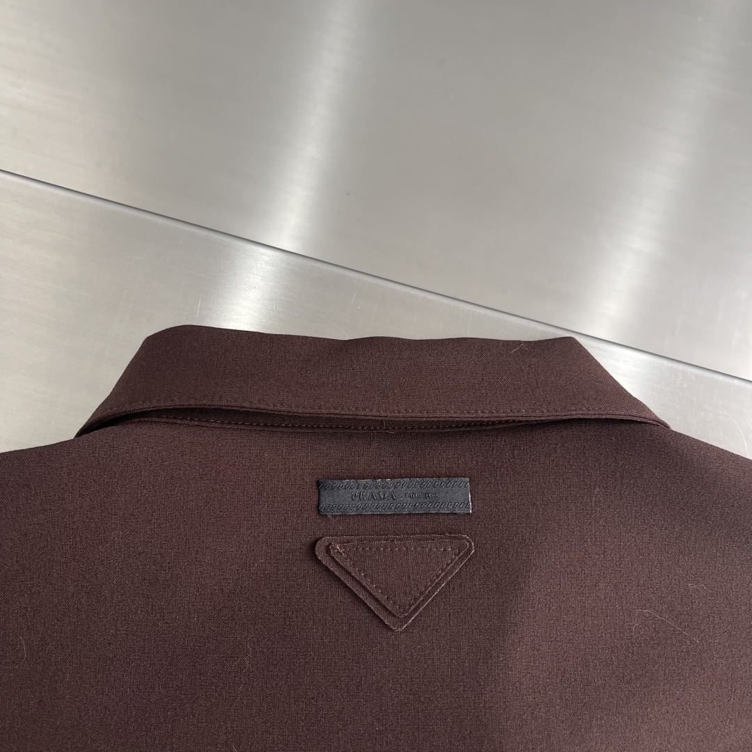 -PRAD 新款翻领夹克，此款短夹克的流畅线条定义了一件具有精致、极简风格的服装。马海毛和丝绸风格搭配运