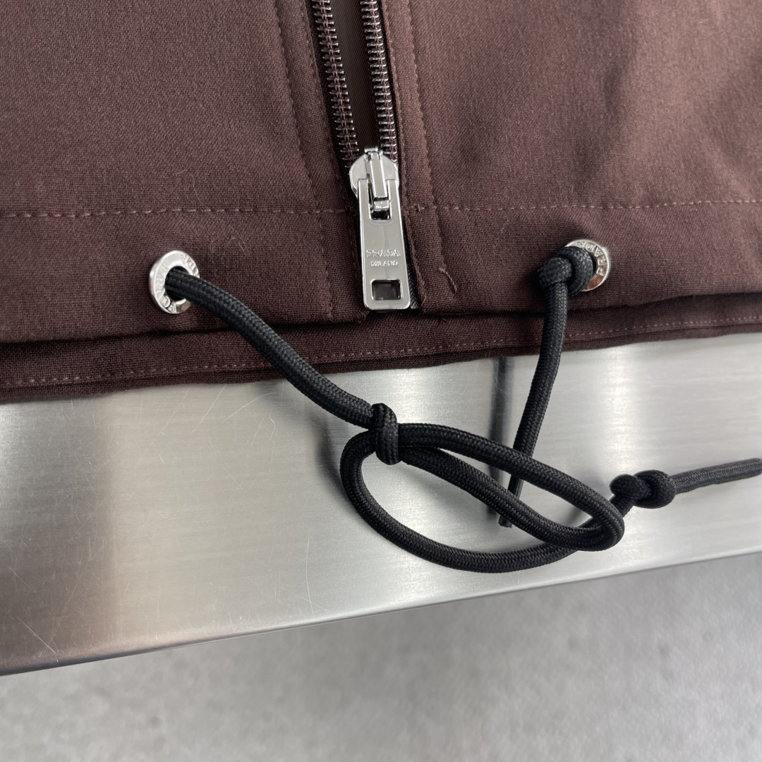 -PRAD 新款翻领夹克，此款短夹克的流畅线条定义了一件具有精致、极简风格的服装。马海毛和丝绸风格搭配运