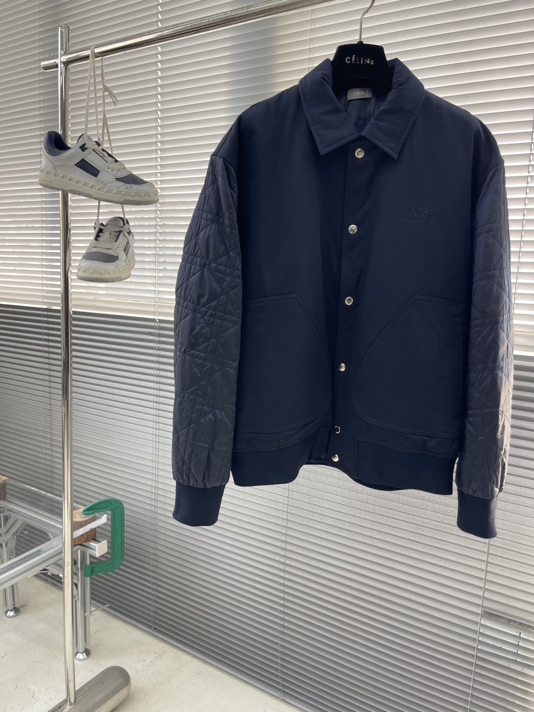 NO:743453,The highest version on the market, the girl will inspect the goods, trim the three marks on the threads, and deliver the goods. You can post pictures and take videos. If you want quality or service, please add me on WeChat. We will not accept urgent orders. -Dio Navy blue cotton twill fabric Christian Dio Couture lily of the valley embroidered jacket, this Christian Dio  The Couture lily-of-the-valley embroidered short jacket is a new addition to the 2025 fall men's collection, reinterpreting the college look with haute couture style. It is carefully made of navy blue cotton twill fabric and decorated with contrasting quilted sleeves, showing the classic cannage pattern. It is decorated with Christian Dio Couture embroidery on the chest, embellished with lily of the valley flowers, paying tribute to Mr. Dio's love for flowers. It can add original beauty to casual looks. Size 46 48 50 52  Length 65676971 Bust 126 130 134 138 Shoulder width 51.5 53 54.5 56, Dior-clothing, dior, dior, jackets & coats,19860909市面最高版本小妹验货、修剪线头上三标、发货可发图及拍视频,要品质要服务的加我微信,不接急单. -Dio 藏青色棉质斜纹面料Christian Dio Couture铃兰刺绣夹克,这款Christian Dio Couture铃兰刺绣短夹克是二零二五秋季男装系列新品,以高订风范重新诠释大学造型.采用藏青色棉质斜纹面料精心制作,饰以对比鲜明的绗缝衣袖,展示经典藤格纹图案.胸前饰以 Christian Dio Couture刺绣,点缀以铃兰花朵,向Dio先生对花朵的热爱致敬.可为休闲造型增添原创美感. 码数46 48 50 52 衣长65676971 胸围 126 130 134 138 肩宽 51.5 53 54.5 56,迪奥-服装,dior,dior,jackets & coats,,Women's clothing