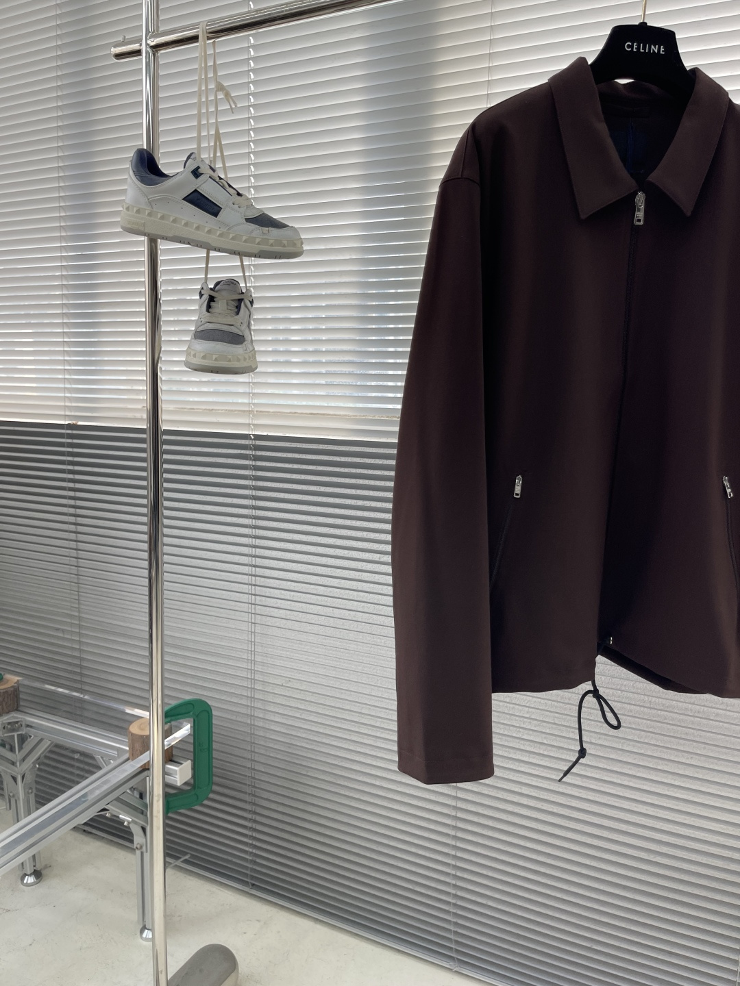 -PRAD 新款翻领夹克，此款短夹克的流畅线条定义了一件具有精致、极简风格的服装。马海毛和丝绸风格搭配运