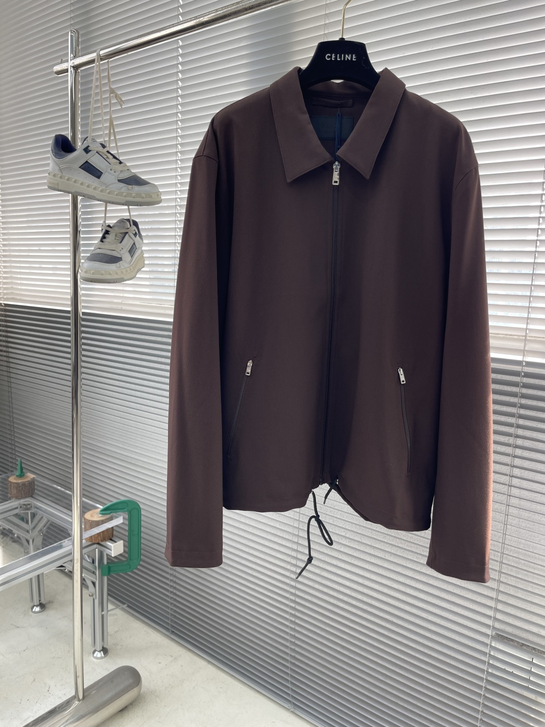 -PRAD 新款翻领夹克，此款短夹克的流畅线条定义了一件具有精致、极简风格的服装。马海毛和丝绸风格搭配运