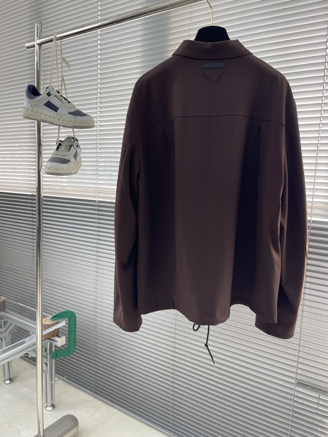 -PRAD 新款翻领夹克，此款短夹克的流畅线条定义了一件具有精致、极简风格的服装。马海毛和丝绸风格搭配运