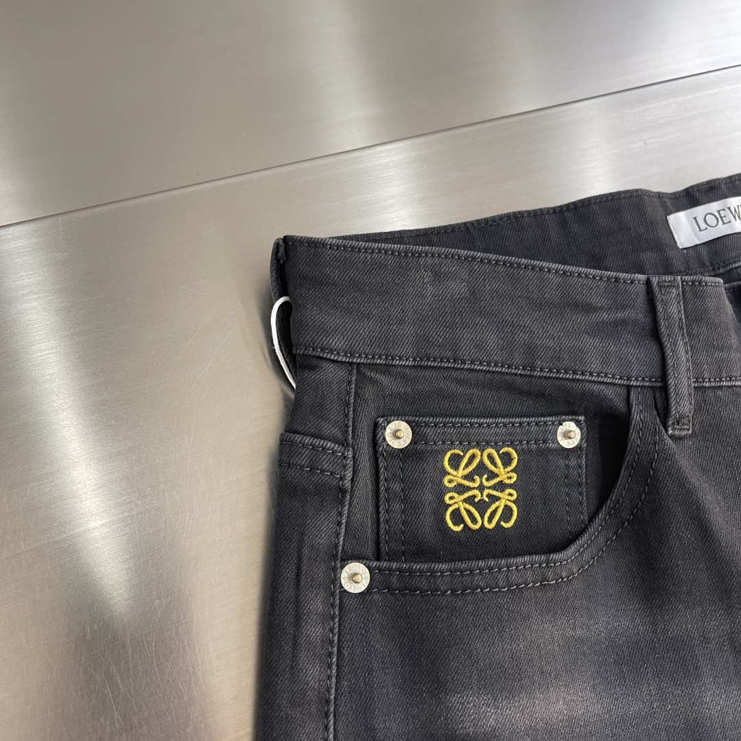 -Loew 26ss新款牛仔长裤 前后撞色绣花logo点缀，面料带弹力 舒适度高 上身无束缚感 时尚感强