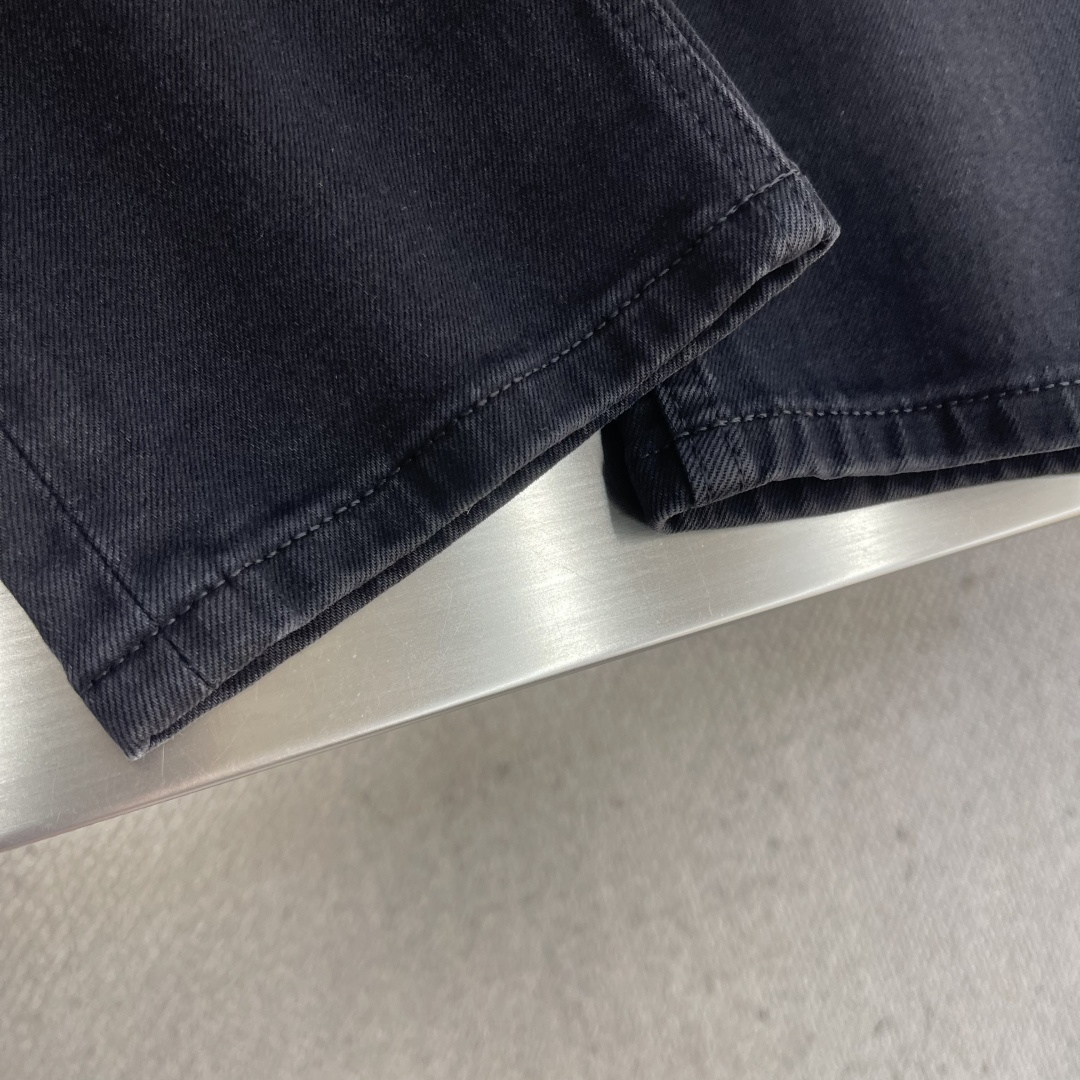 -Loew 26ss新款牛仔长裤 前后撞色绣花logo点缀，面料带弹力 舒适度高 上身无束缚感 时尚感强