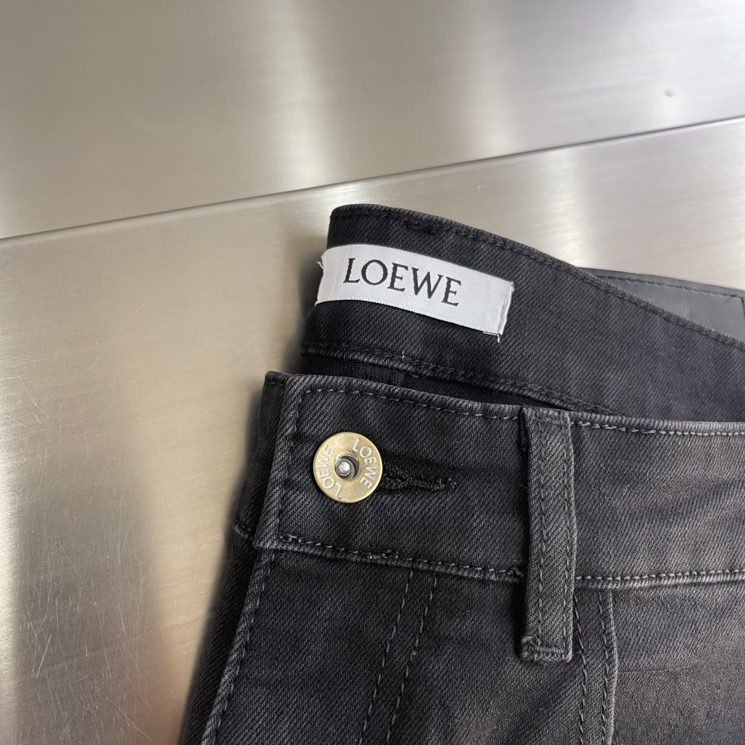 -Loew 26ss新款牛仔长裤 前后撞色绣花logo点缀，面料带弹力 舒适度高 上身无束缚感 时尚感强