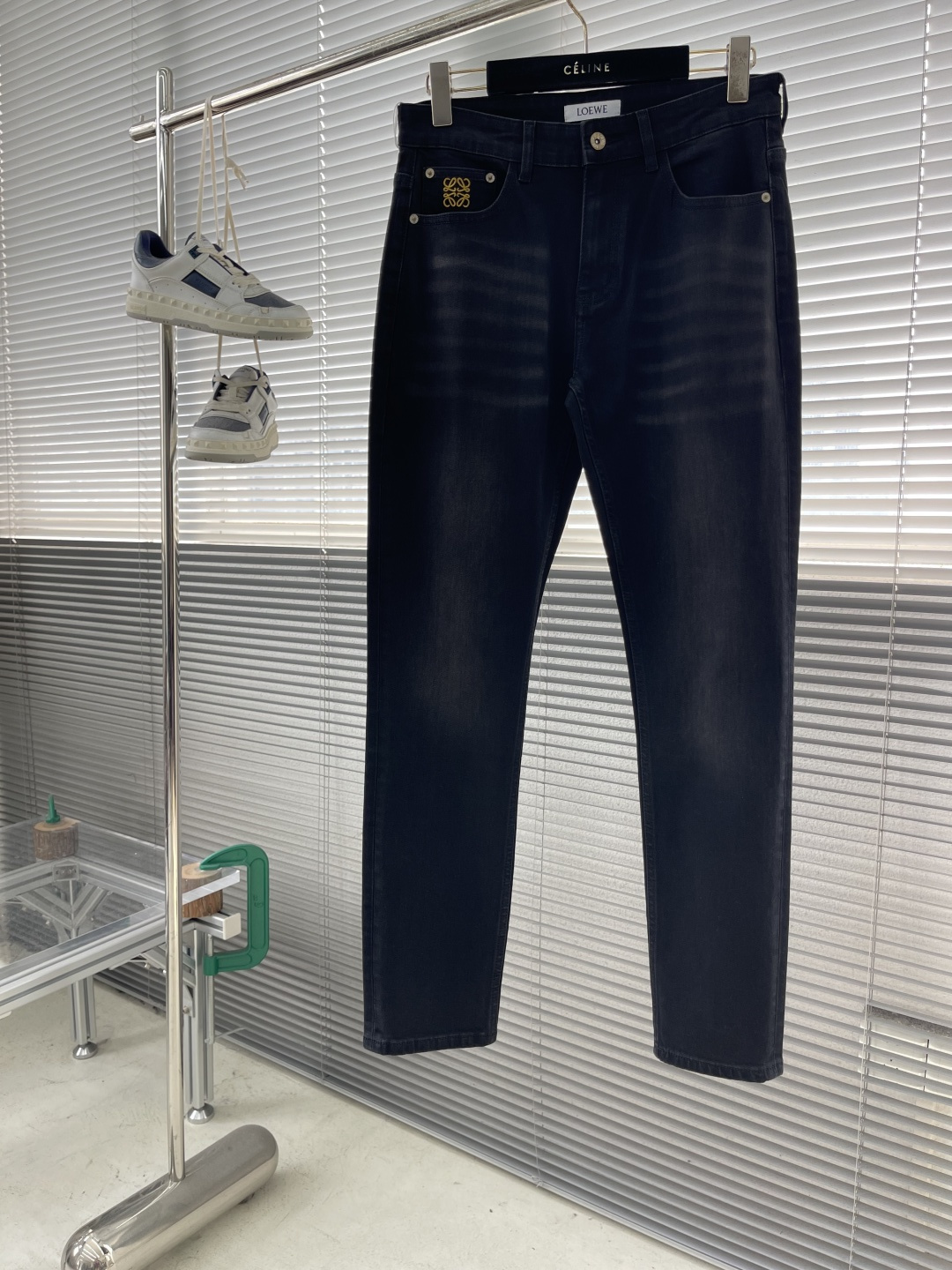 -Loew 26ss新款牛仔长裤 前后撞色绣花logo点缀，面料带弹力 舒适度高 上身无束缚感 时尚感强