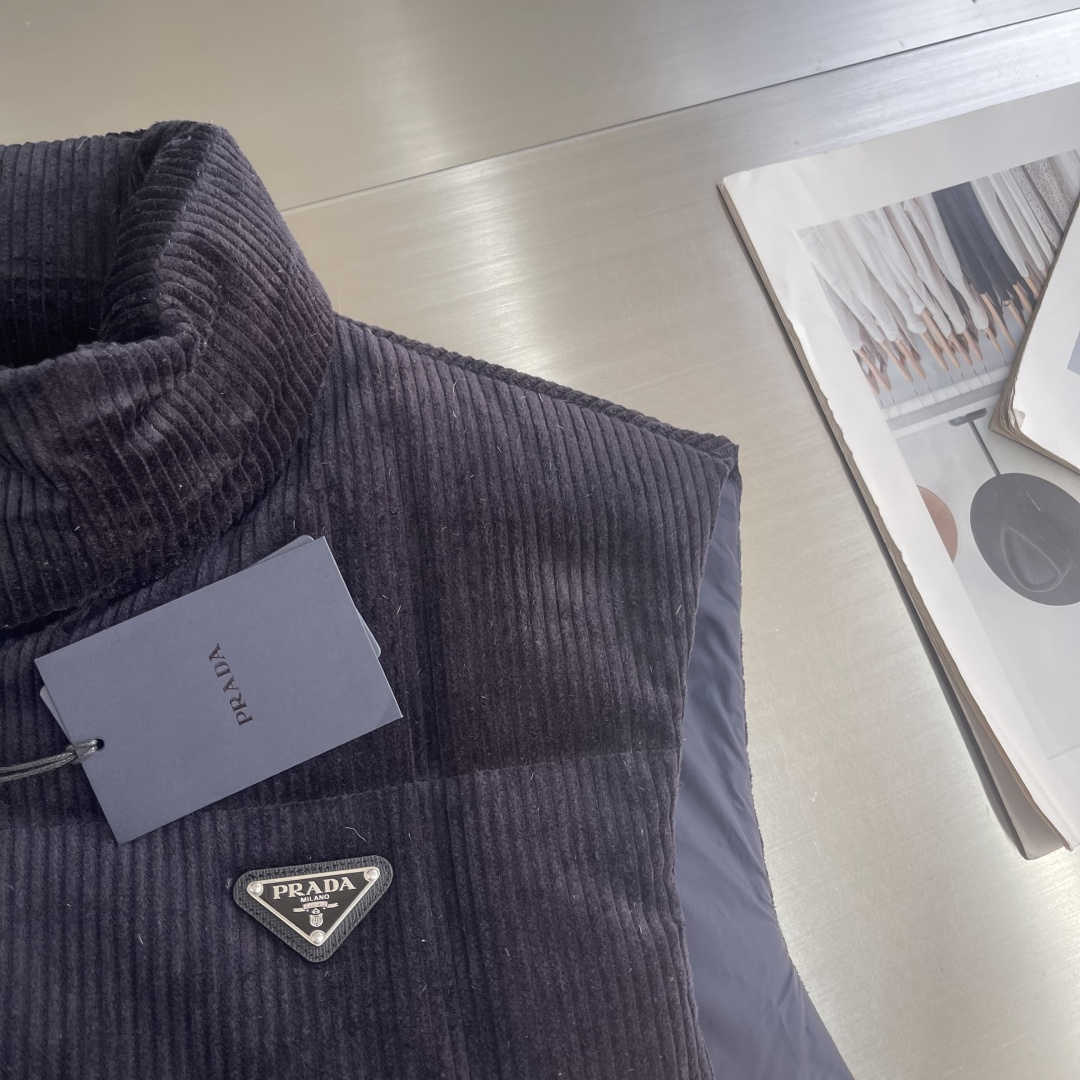 -PRAD 25FW 灯芯绒羽绒马甲这款短裁灯芯绒羽绒马甲 蕴藉Prad的混搭个性 金属三角形徽标展现标