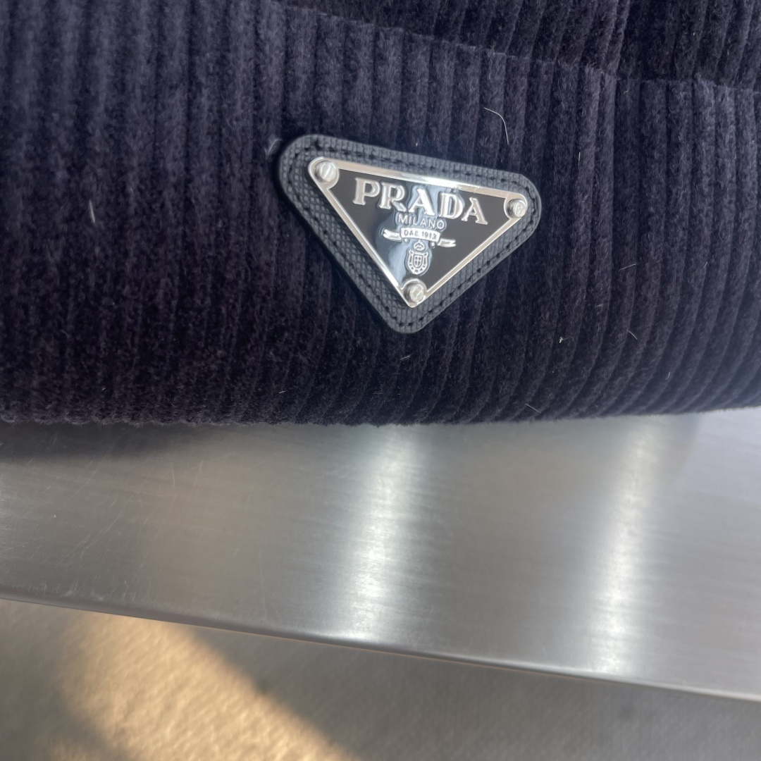 -PRAD 25FW 灯芯绒羽绒马甲这款短裁灯芯绒羽绒马甲 蕴藉Prad的混搭个性 金属三角形徽标展现标