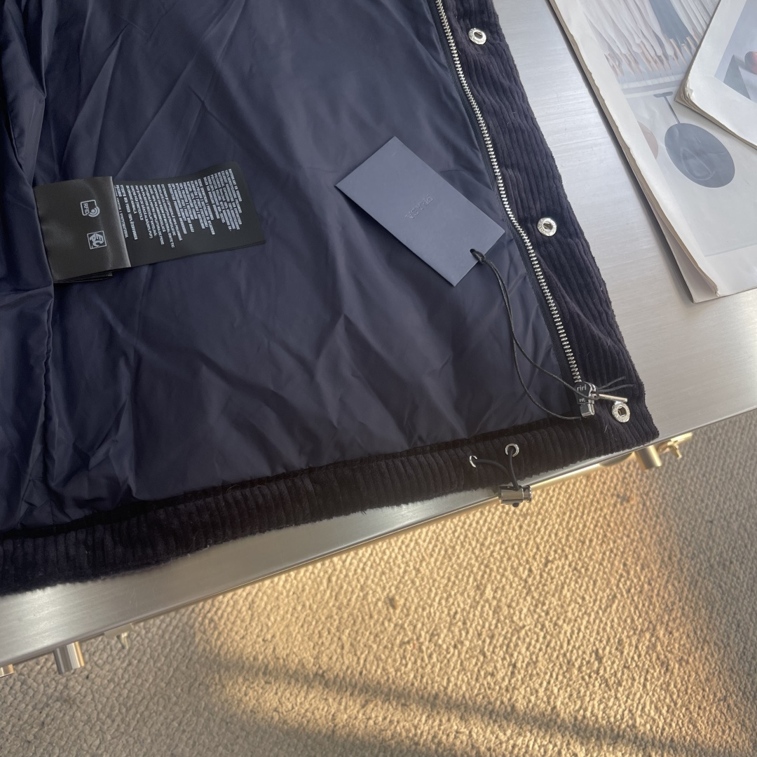 -PRAD 25FW 灯芯绒羽绒马甲这款短裁灯芯绒羽绒马甲 蕴藉Prad的混搭个性 金属三角形徽标展现标