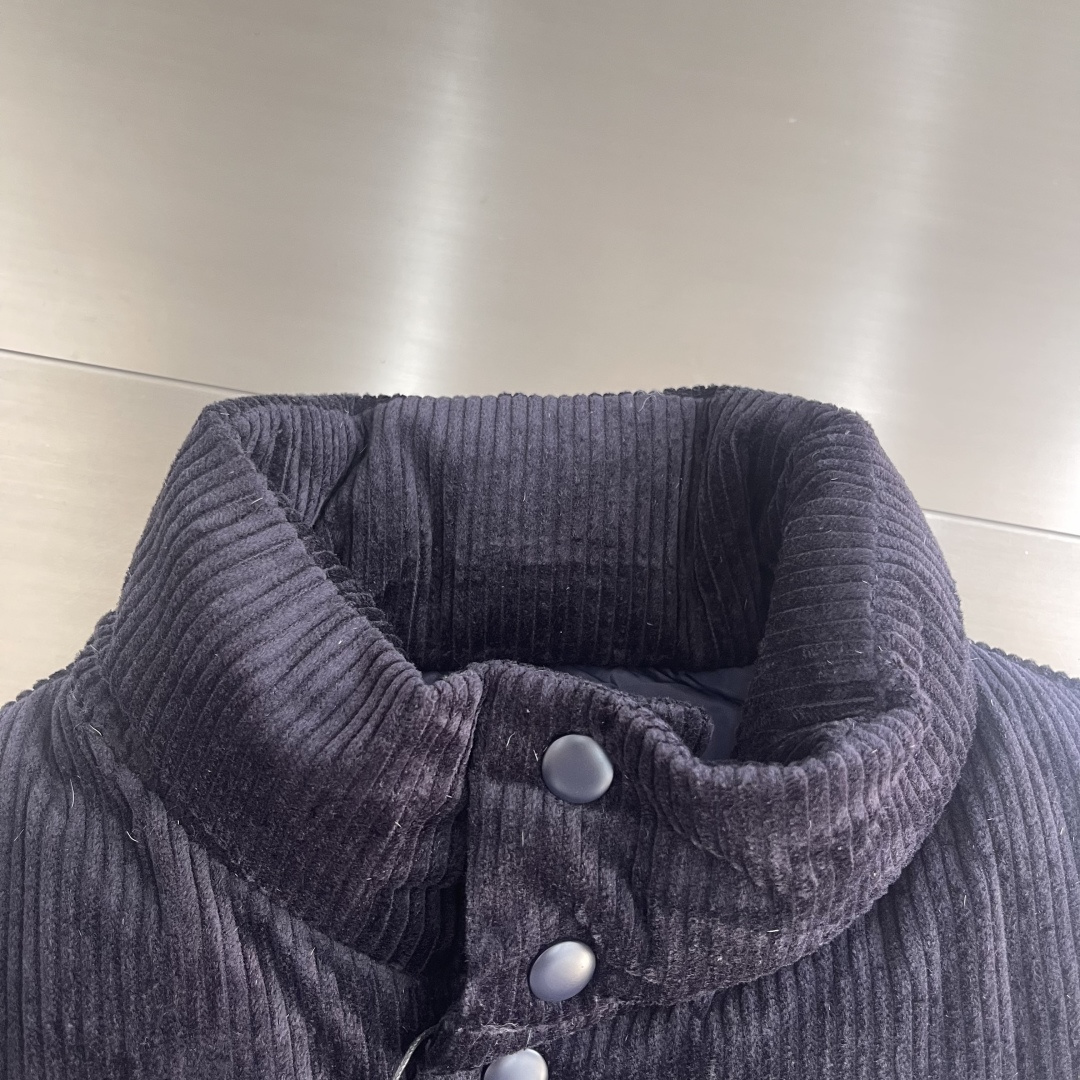 -PRAD 25FW 灯芯绒羽绒马甲这款短裁灯芯绒羽绒马甲 蕴藉Prad的混搭个性 金属三角形徽标展现标