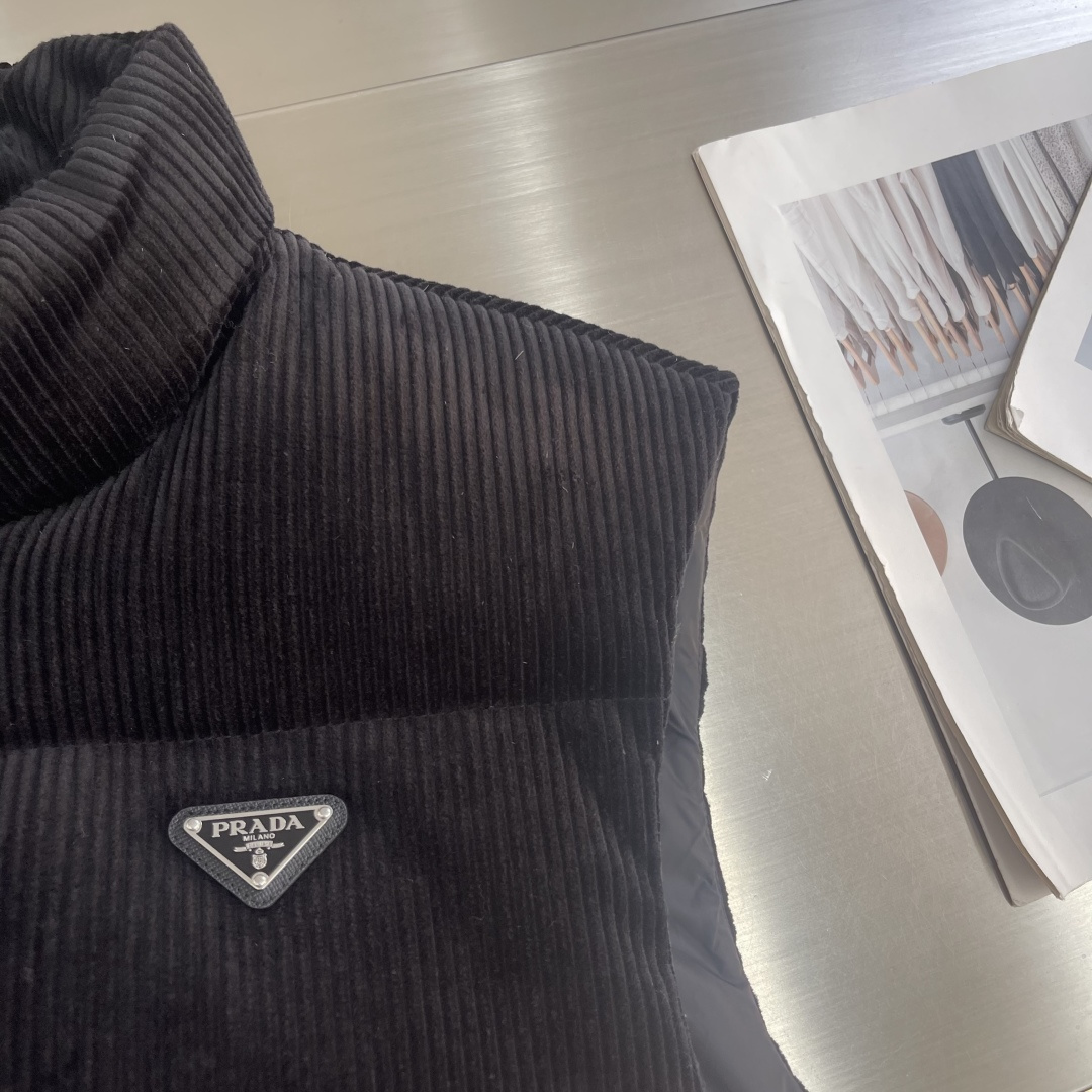 -PRAD 25FW 灯芯绒羽绒马甲这款短裁灯芯绒羽绒马甲 蕴藉Prad的混搭个性 金属三角形徽标展现标