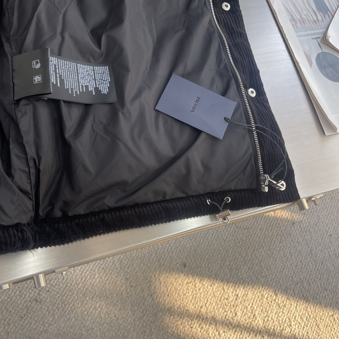 -PRAD 25FW 灯芯绒羽绒马甲这款短裁灯芯绒羽绒马甲 蕴藉Prad的混搭个性 金属三角形徽标展现标