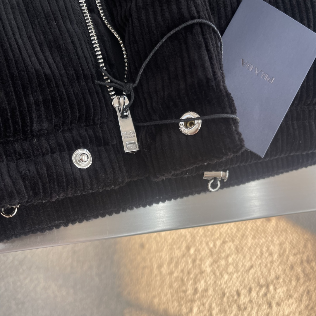 -PRAD 25FW 灯芯绒羽绒马甲这款短裁灯芯绒羽绒马甲 蕴藉Prad的混搭个性 金属三角形徽标展现标