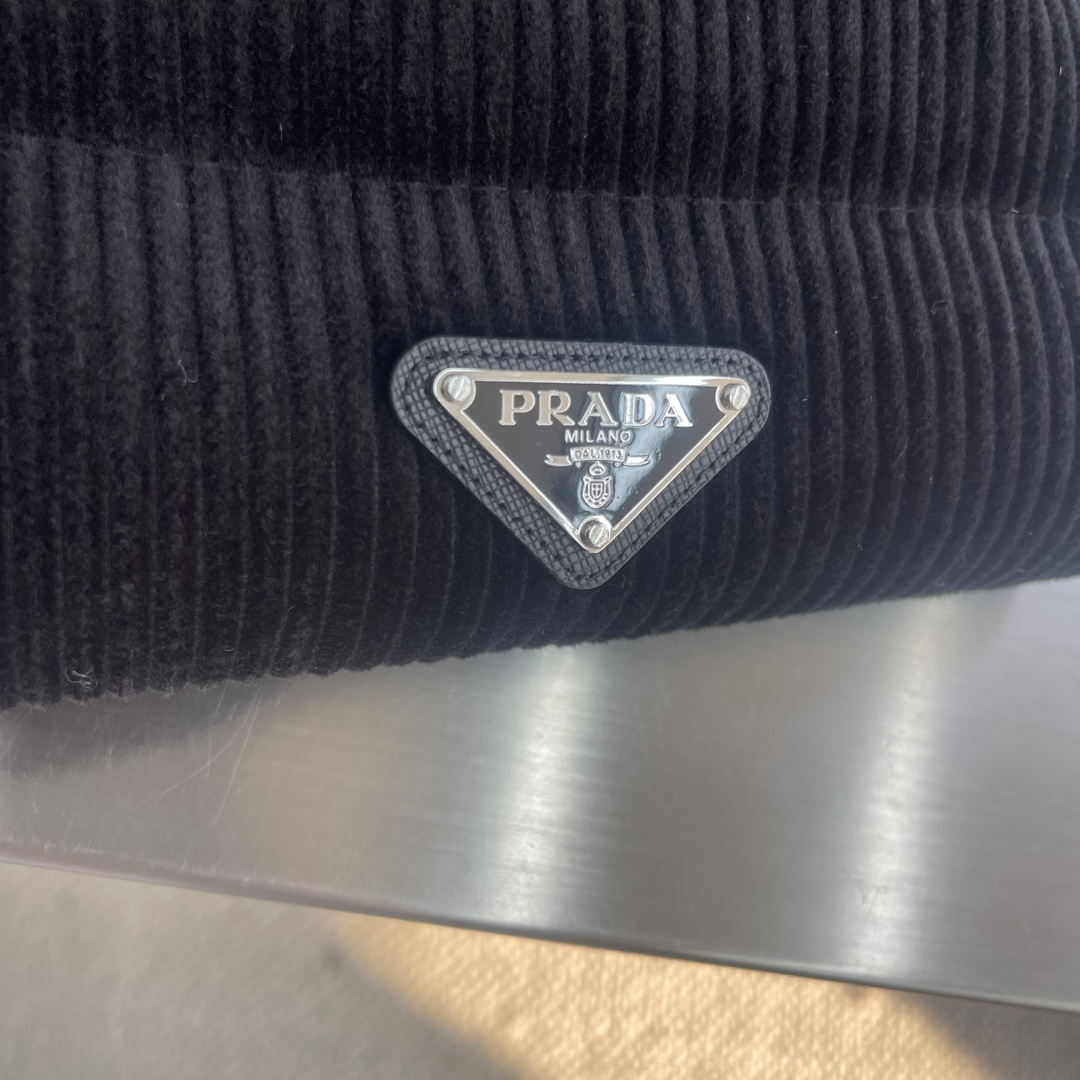 -PRAD 25FW 灯芯绒羽绒马甲这款短裁灯芯绒羽绒马甲 蕴藉Prad的混搭个性 金属三角形徽标展现标