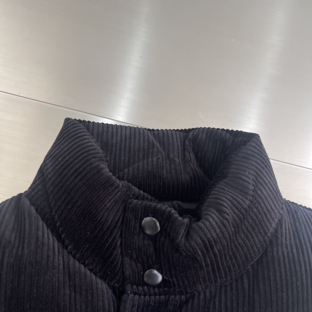 -PRAD 25FW 灯芯绒羽绒马甲这款短裁灯芯绒羽绒马甲 蕴藉Prad的混搭个性 金属三角形徽标展现标