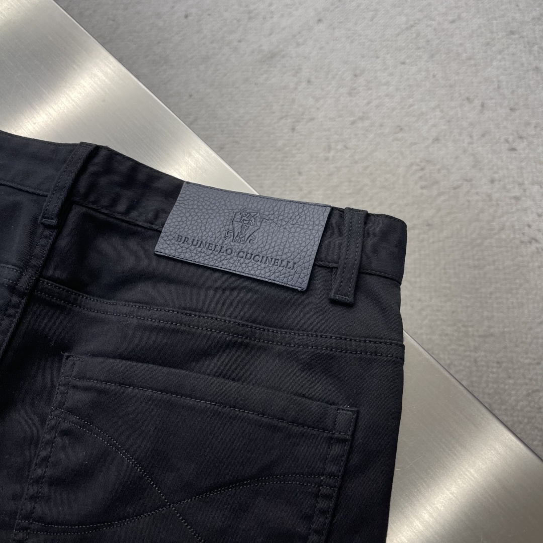 -BC 休闲裤 25fw秋冬新款 直筒版型 细腻斜纹布面料手感舒服 上身挺括有型 专柜最新五金配件搭配定