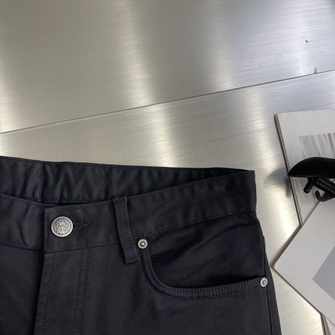 -BC 休闲裤 25fw秋冬新款 直筒版型 细腻斜纹布面料手感舒服 上身挺括有型 专柜最新五金配件搭配定