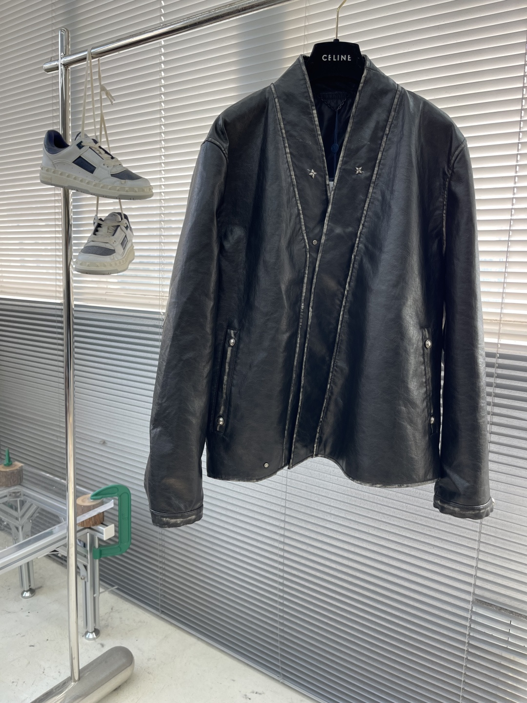 NO:723740,- Donkey brand 25fw four-corner V-neck zipper leather jacket. The cut of the V-neck is really nice. The zipper is a customized puller. You can see the texture at a glance. The loose fit is super slimming on the upper body and is very tolerant to the body shape. In this season, this jacket is a versatile item that needs no introduction. It is cool and sassy. It is a must-have for fashionable streetwear!  The upper body is very handsome. The custom-made soft leather fabric and the craftsmanship details are perfect. It is really easy to wear ~ Highly recommended!  Size 46 48 50 52 Shoulder width 46485052 Bust 120 124 128 132 Length 68707274,Louis Vuitton-clothing,louis vuitton,louis vuitton,jackets & coats,jackets & coats,leather jacket,19860909-驴牌 25fw四角v领拉链皮衣夹克 真的太nice了v领的裁剪 拉链是定制的拉头 一眼就看出的质感 宽松的版型上身超级显瘦 对身材包容度很高 在这个季节里 这件外套就是无需多说的百搭单品 又酷又飒 时髦精炸街必备款！上身帅气十足 定制柔软皮质面料 工艺细节堪称完美真的是太好穿了～强力推荐呀！ 码数46 48 50 52 肩宽46485052 胸围 120 124 128 132 衣长68707274,路易威登-服装,louis vuitton,louis vuitton,jackets & coats,jackets & coats,leather jacket,,Women's clothing