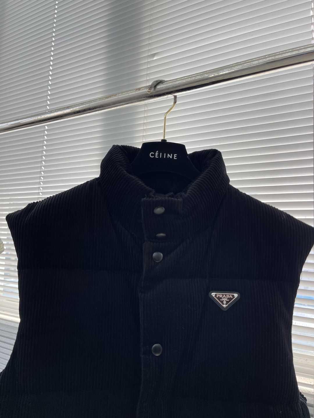 -PRAD 25FW 灯芯绒羽绒马甲这款短裁灯芯绒羽绒马甲 蕴藉Prad的混搭个性 金属三角形徽标展现标