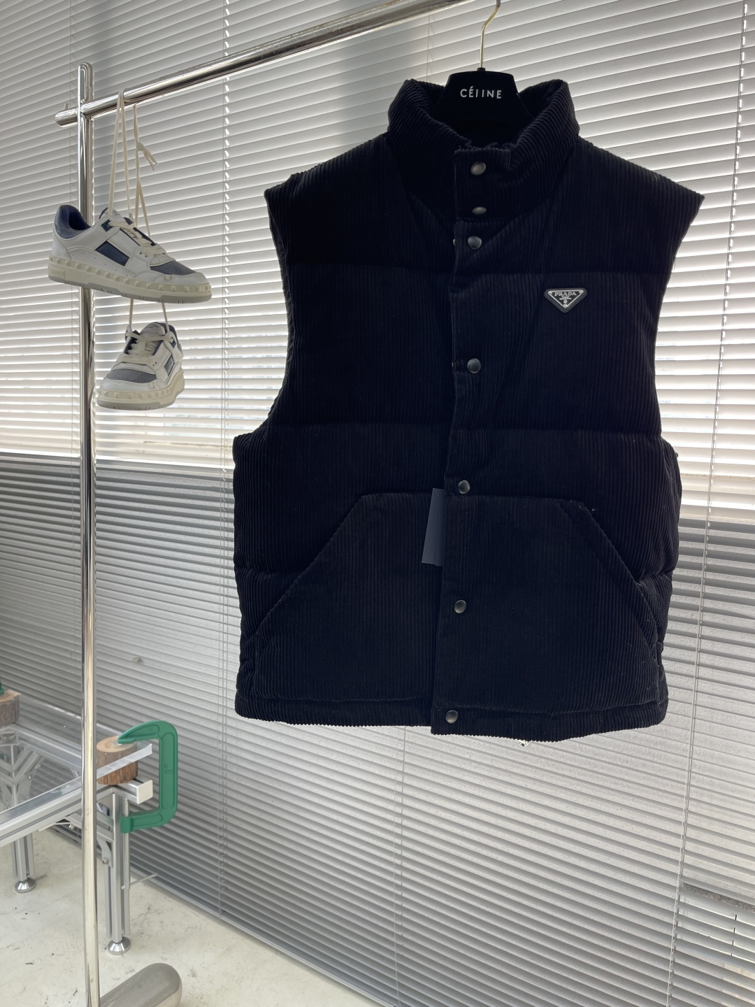 -PRAD 25FW 灯芯绒羽绒马甲这款短裁灯芯绒羽绒马甲 蕴藉Prad的混搭个性 金属三角形徽标展现标