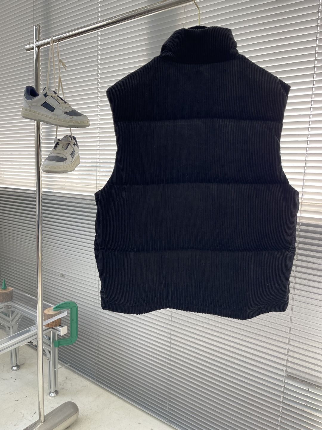 -PRAD 25FW 灯芯绒羽绒马甲这款短裁灯芯绒羽绒马甲 蕴藉Prad的混搭个性 金属三角形徽标展现标