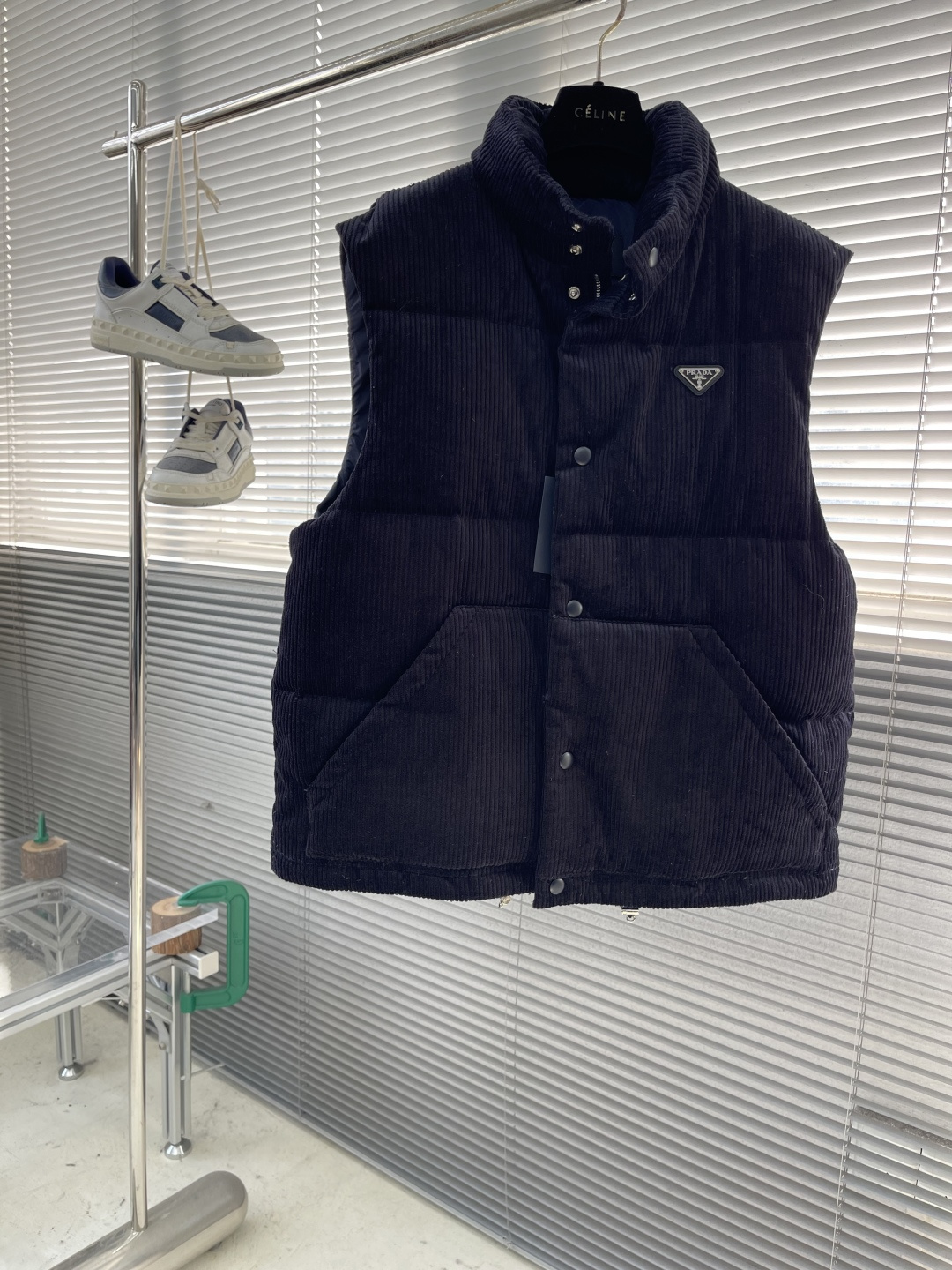 -PRAD 25FW 灯芯绒羽绒马甲这款短裁灯芯绒羽绒马甲 蕴藉Prad的混搭个性 金属三角形徽标展现标