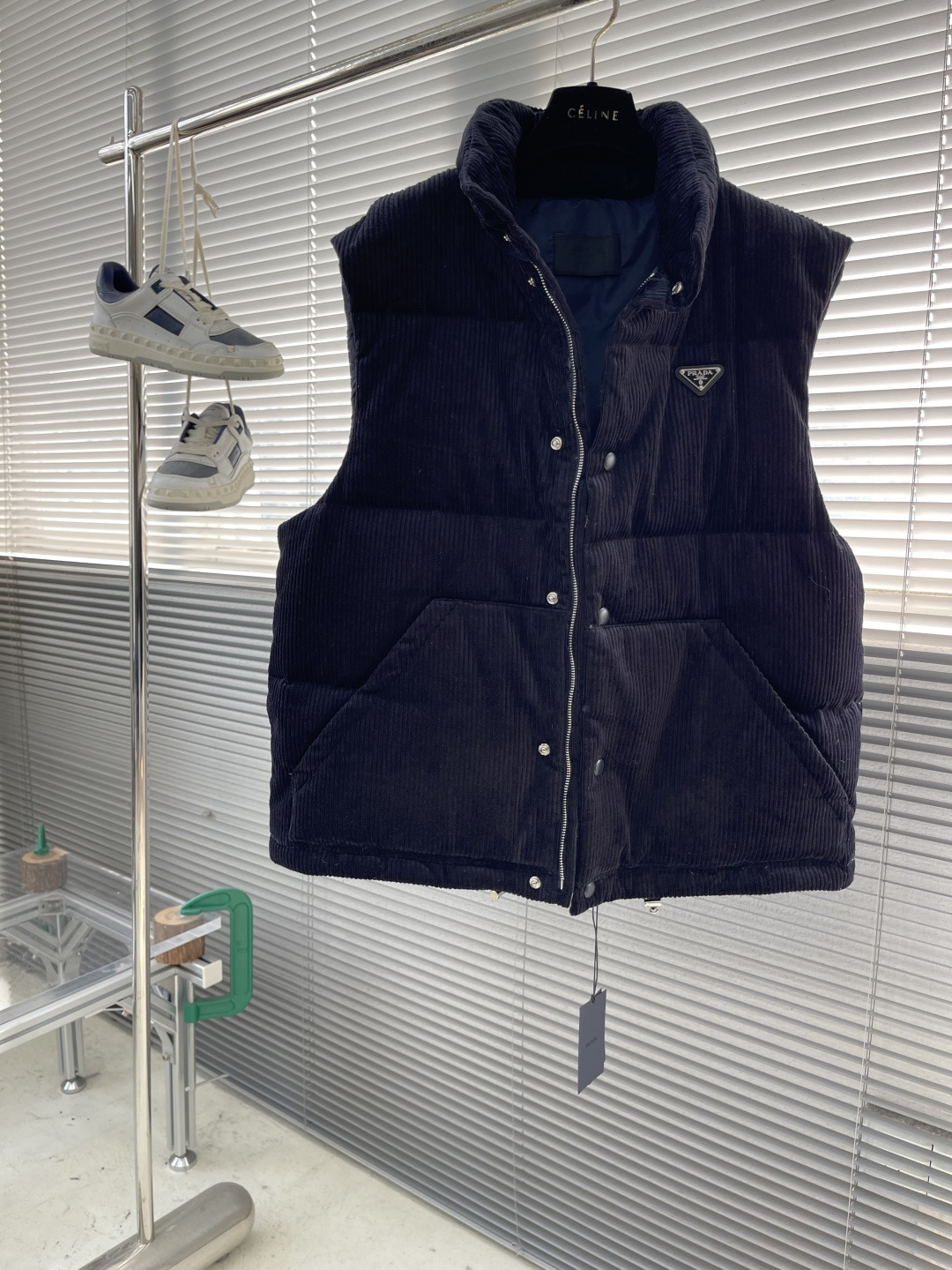 -PRAD 25FW 灯芯绒羽绒马甲这款短裁灯芯绒羽绒马甲 蕴藉Prad的混搭个性 金属三角形徽标展现标