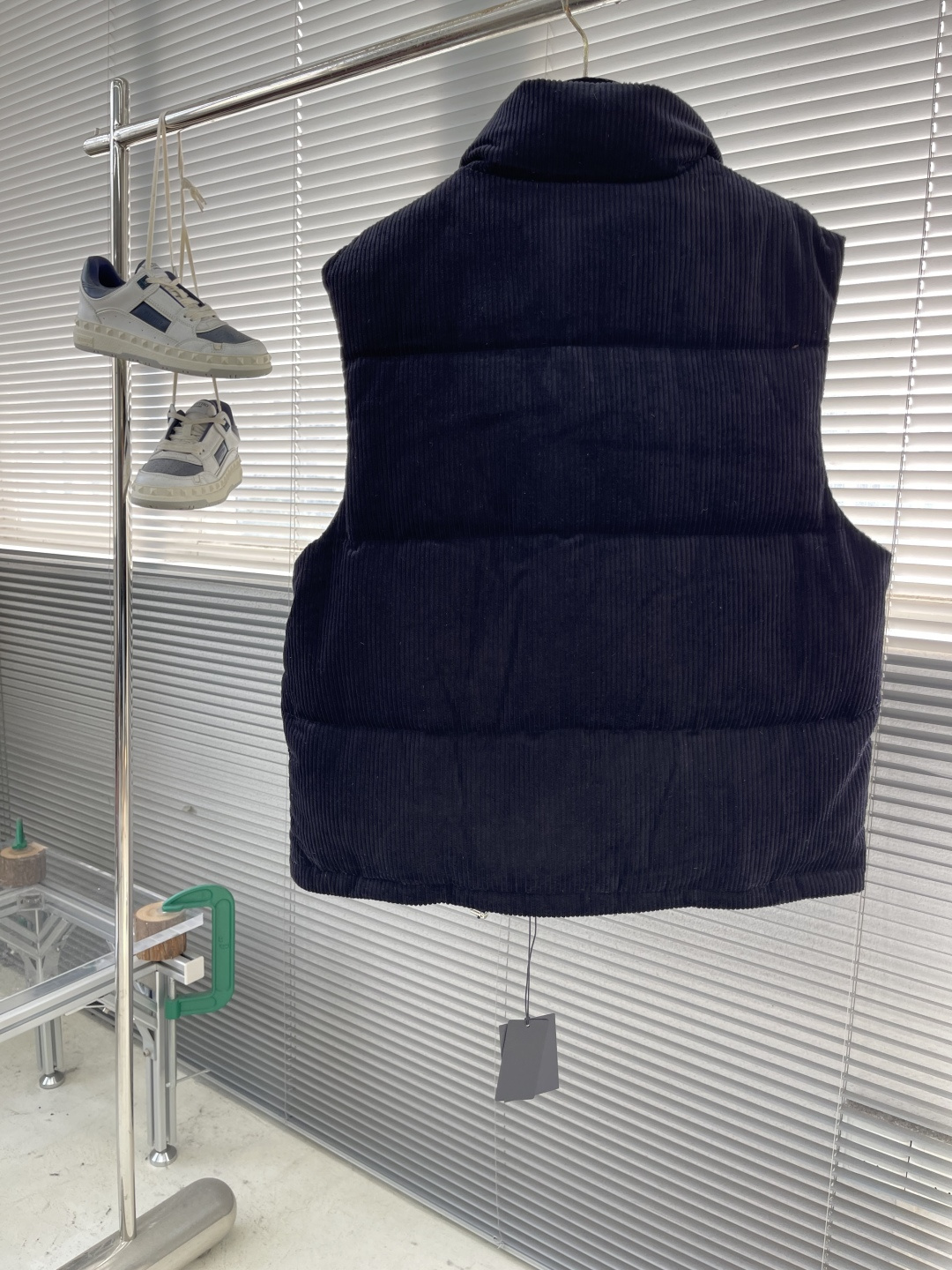 -PRAD 25FW 灯芯绒羽绒马甲这款短裁灯芯绒羽绒马甲 蕴藉Prad的混搭个性 金属三角形徽标展现标