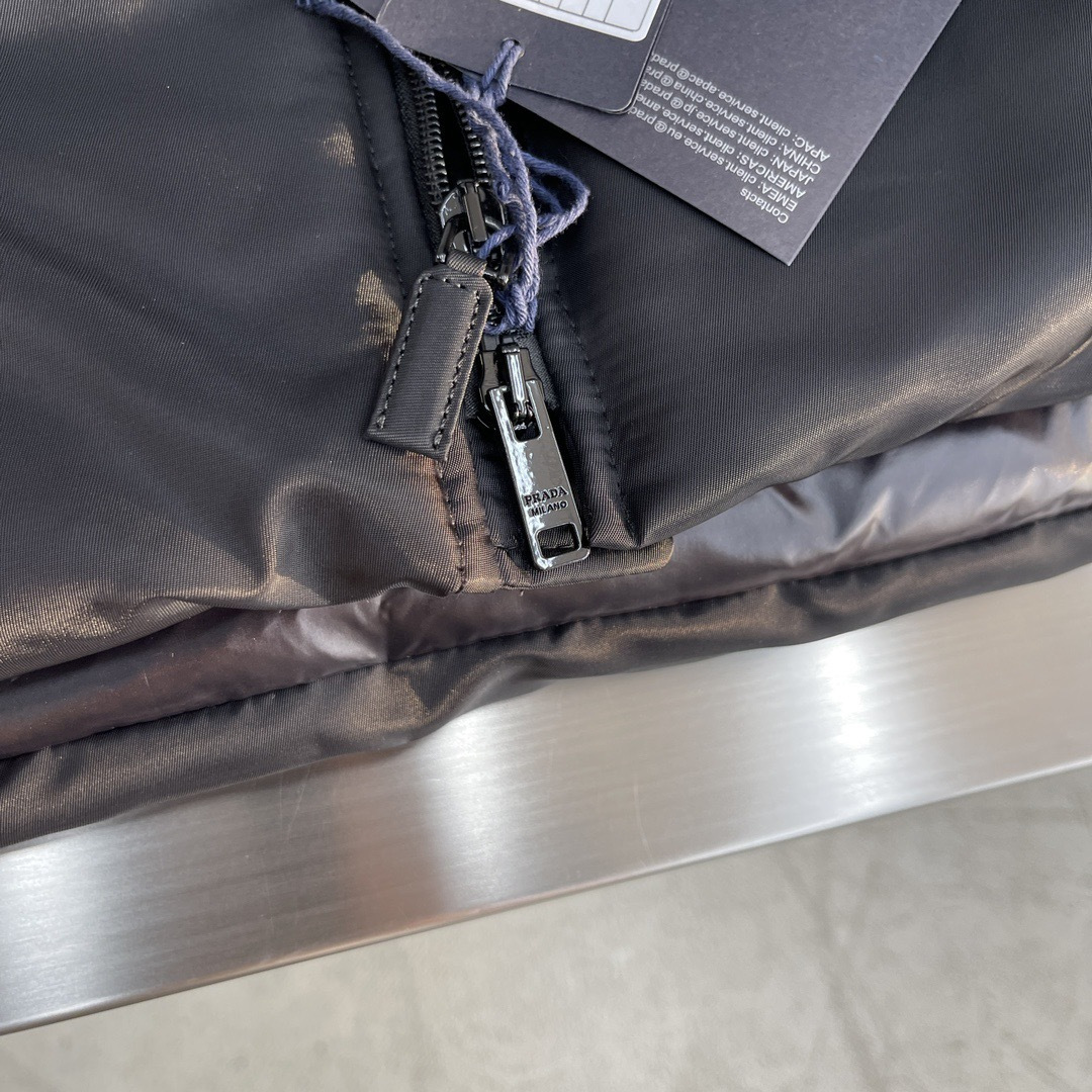 -PRAD 24fw再生尼龙羽绒夹克原版购于杭州湖滨in77专柜 面料采用再生纱线制成 区别于鸟牌的硬壳