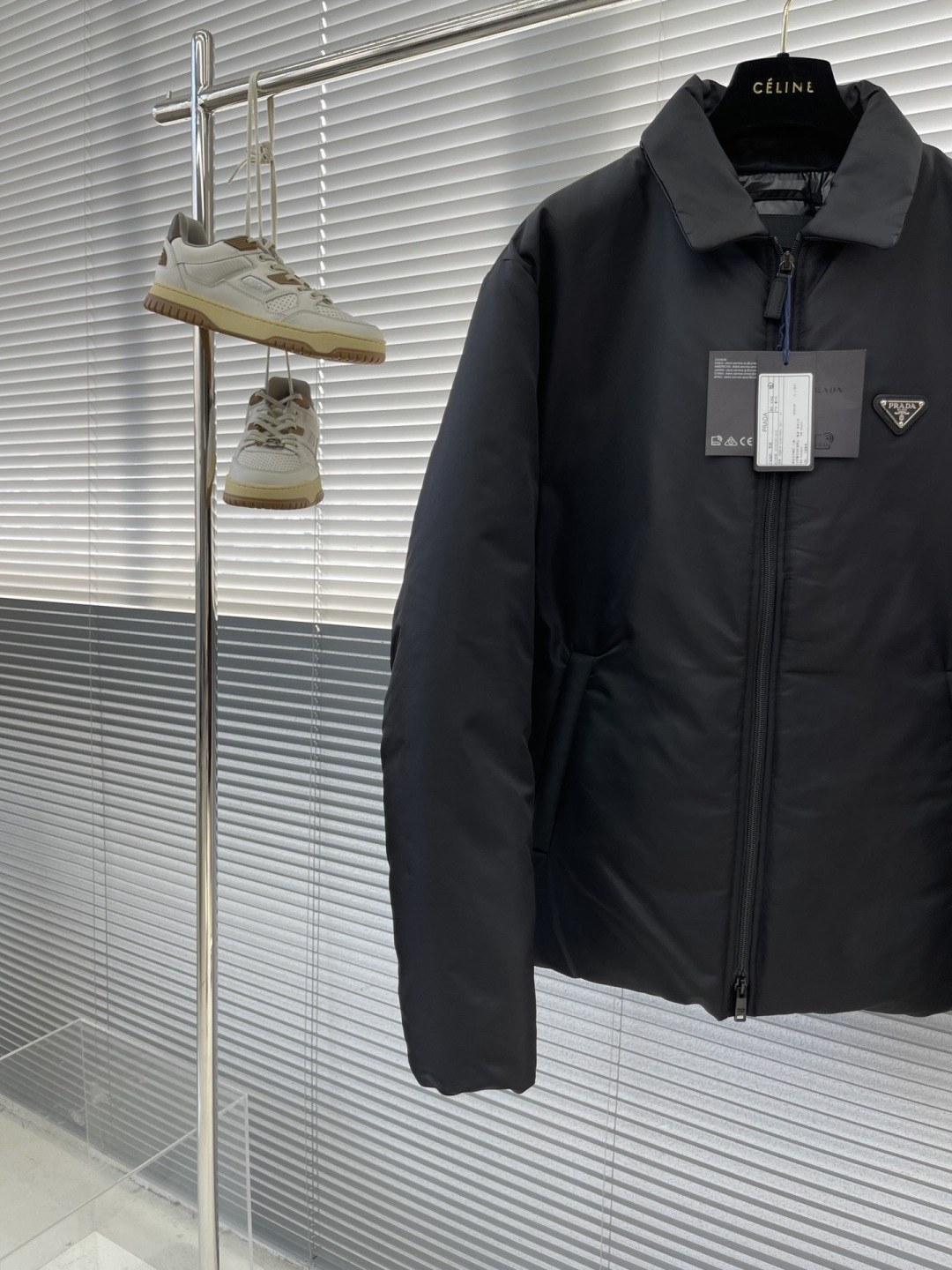 -PRAD 24fw再生尼龙羽绒夹克原版购于杭州湖滨in77专柜 面料采用再生纱线制成 区别于鸟牌的硬壳