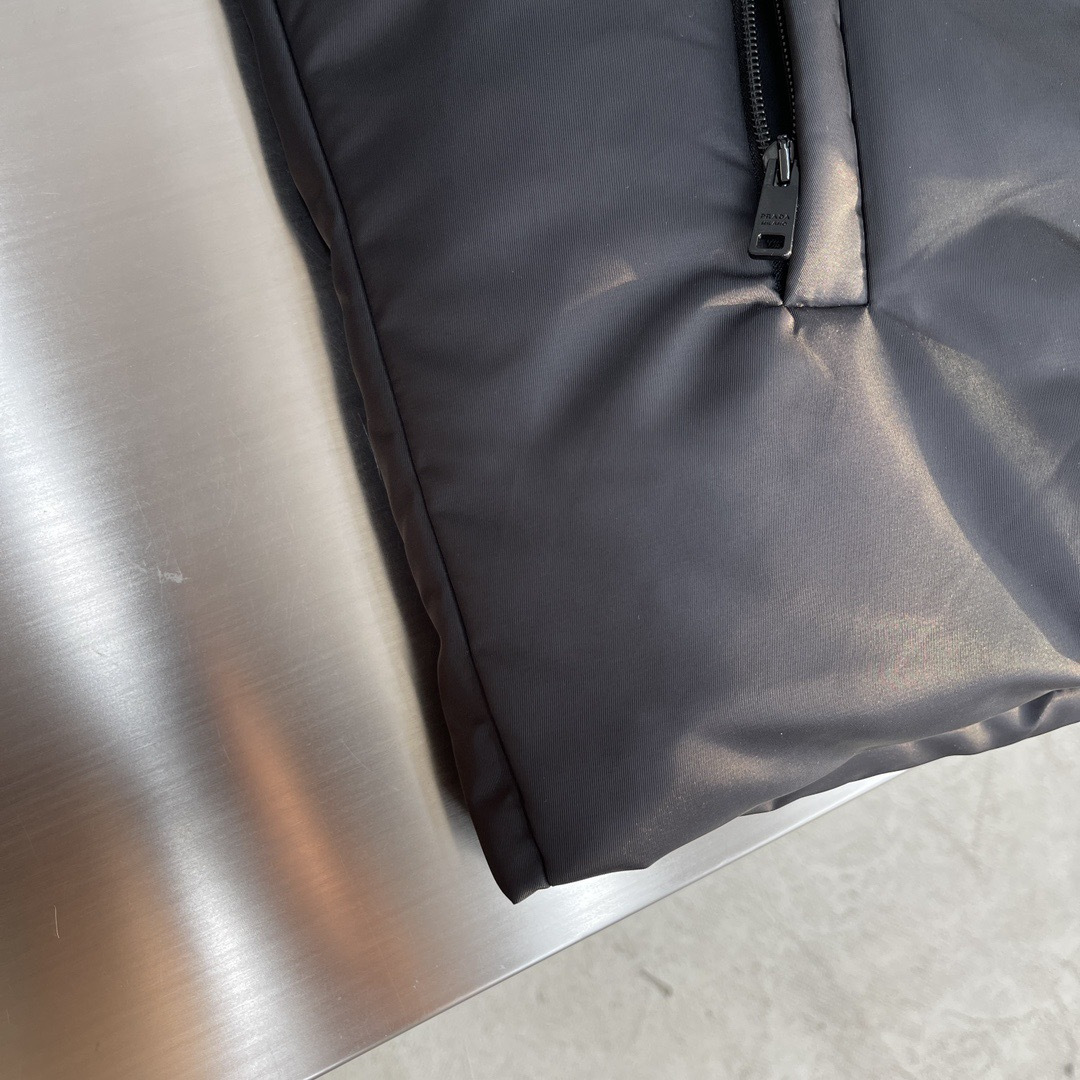 -PRAD 24fw再生尼龙羽绒夹克原版购于杭州湖滨in77专柜 面料采用再生纱线制成 区别于鸟牌的硬壳