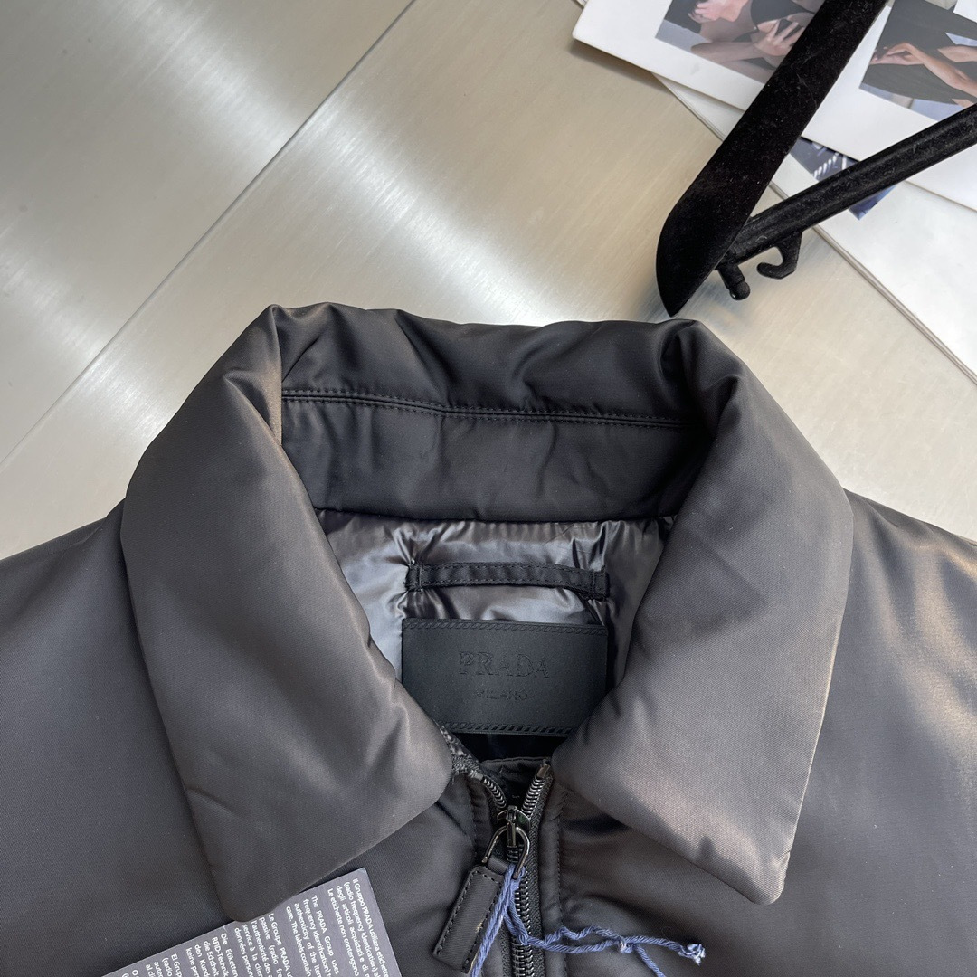 -PRAD 24fw再生尼龙羽绒夹克原版购于杭州湖滨in77专柜 面料采用再生纱线制成 区别于鸟牌的硬壳