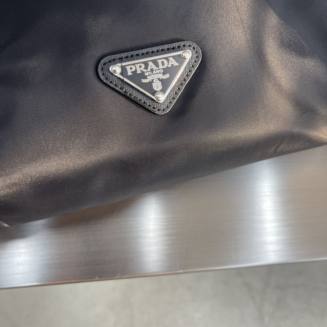 -PRAD 24fw再生尼龙羽绒夹克原版购于杭州湖滨in77专柜 面料采用再生纱线制成 区别于鸟牌的硬壳