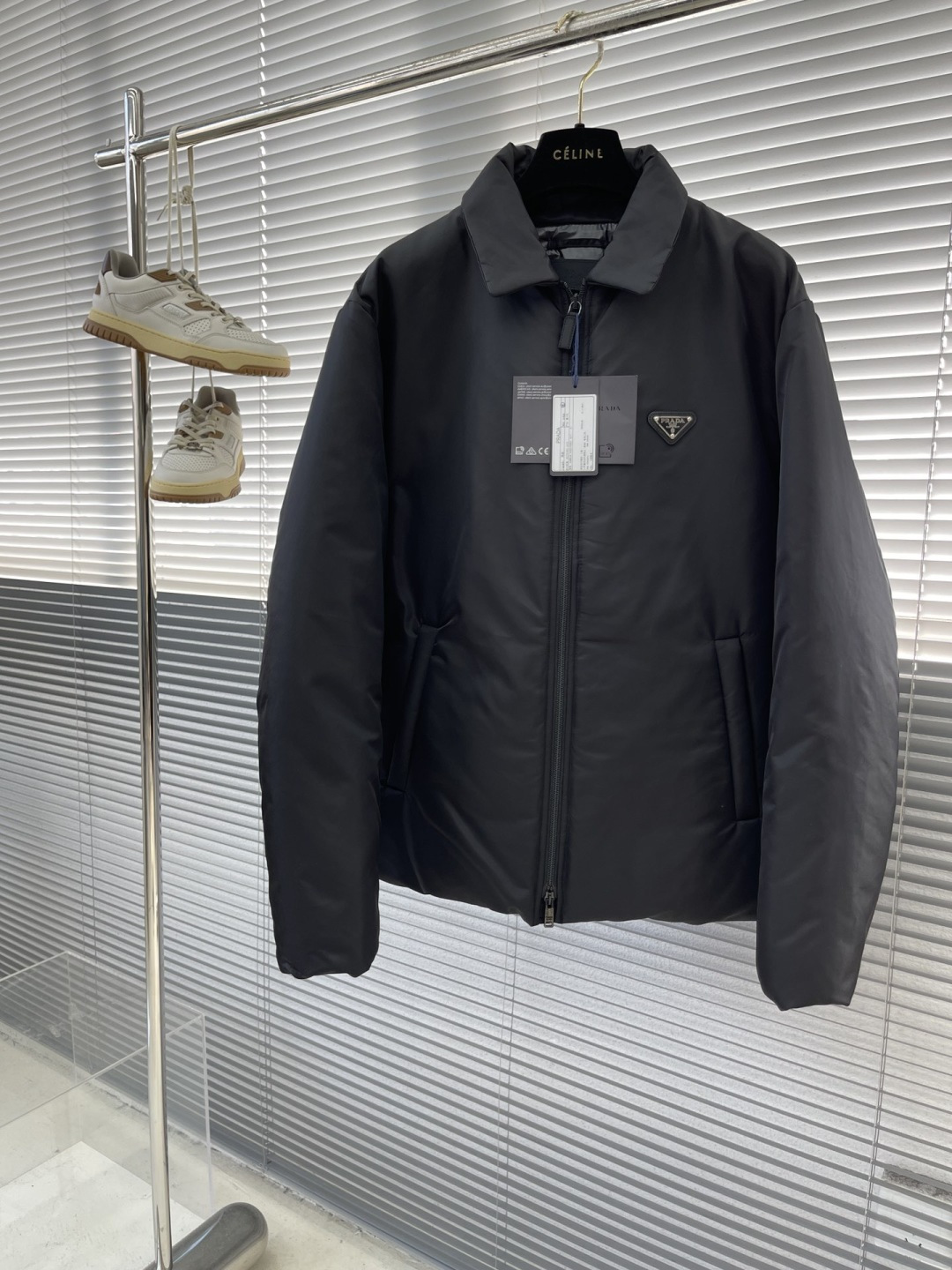 -PRAD 24fw再生尼龙羽绒夹克原版购于杭州湖滨in77专柜 面料采用再生纱线制成 区别于鸟牌的硬壳