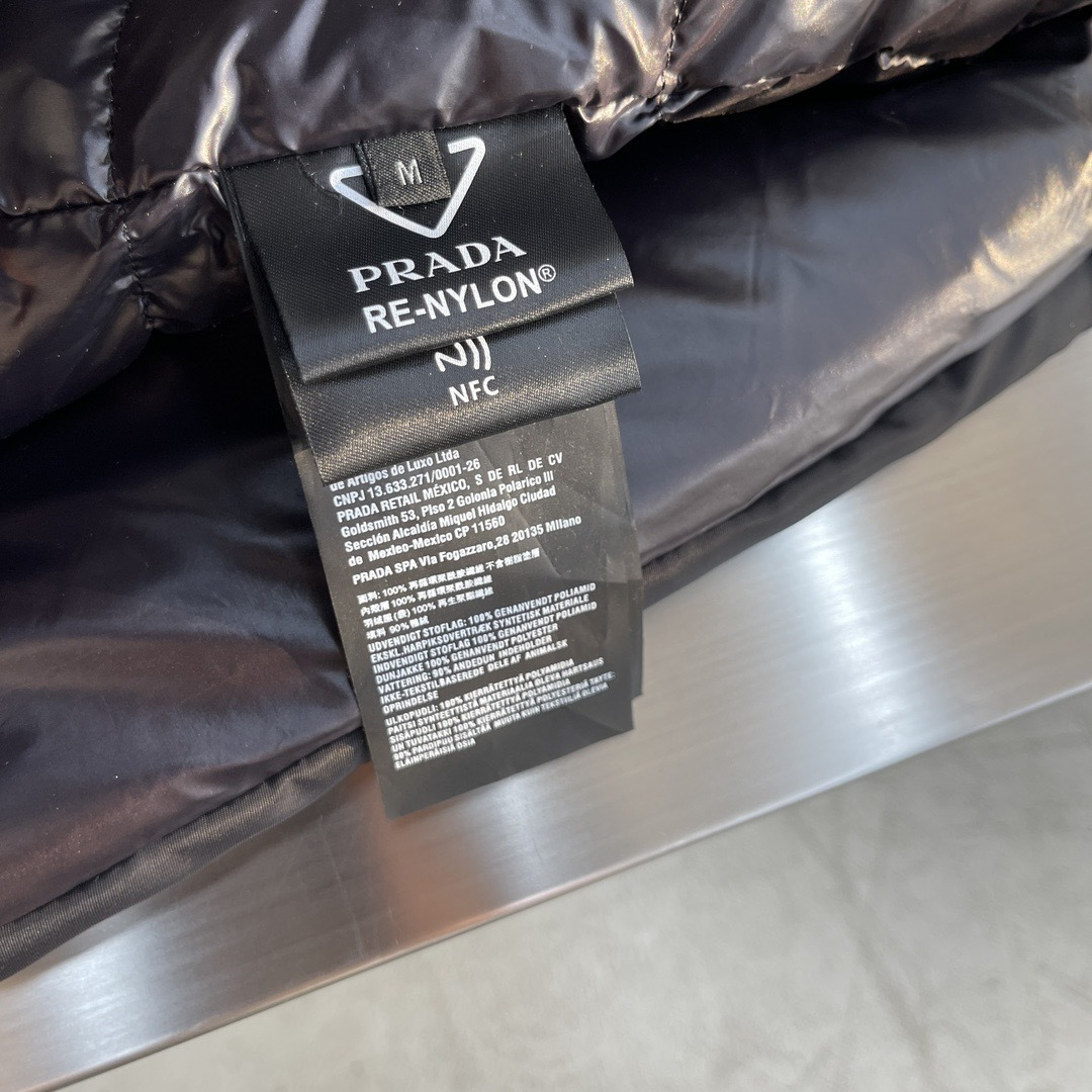 -PRAD 24fw再生尼龙羽绒夹克原版购于杭州湖滨in77专柜 面料采用再生纱线制成 区别于鸟牌的硬壳