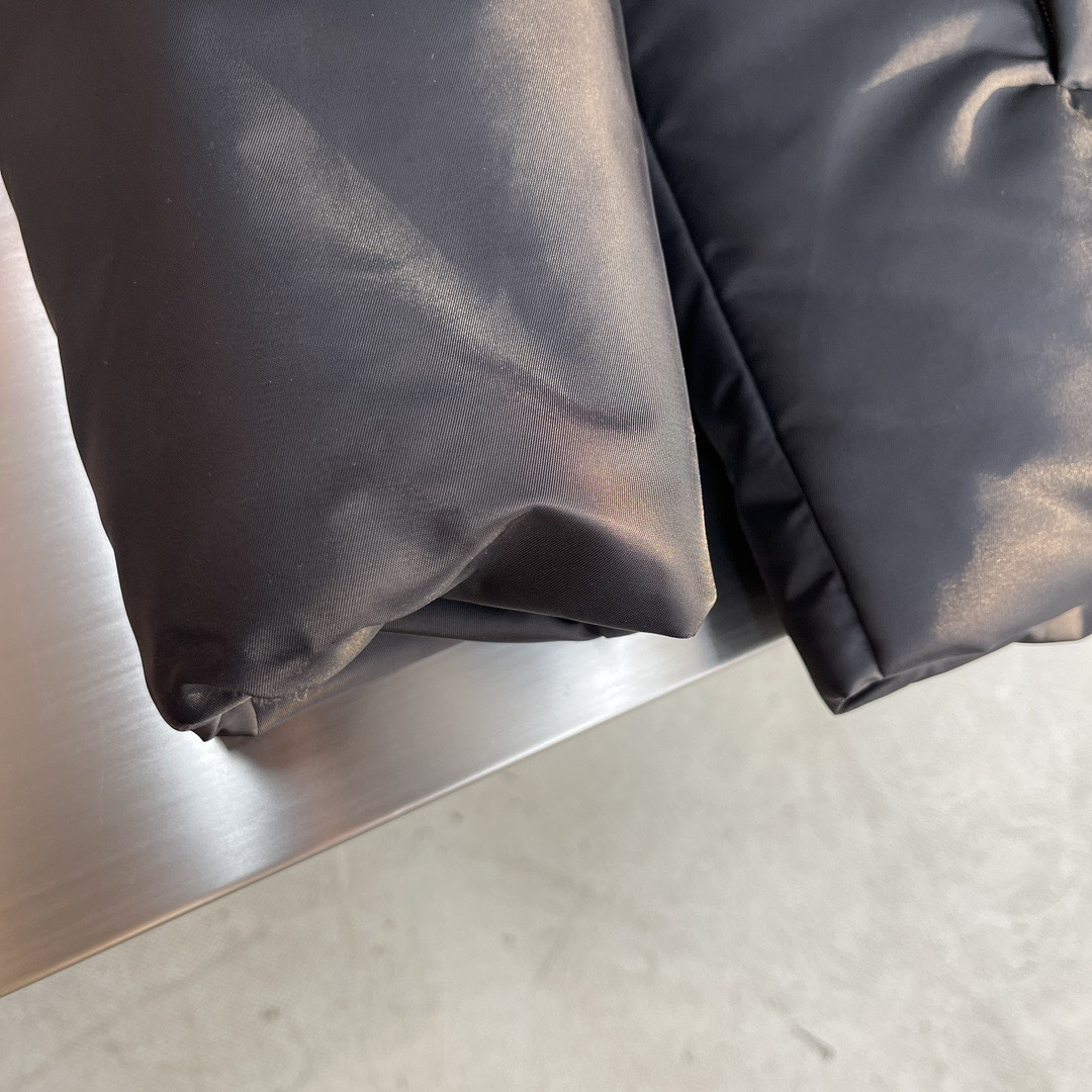 -PRAD 24fw再生尼龙羽绒夹克原版购于杭州湖滨in77专柜 面料采用再生纱线制成 区别于鸟牌的硬壳