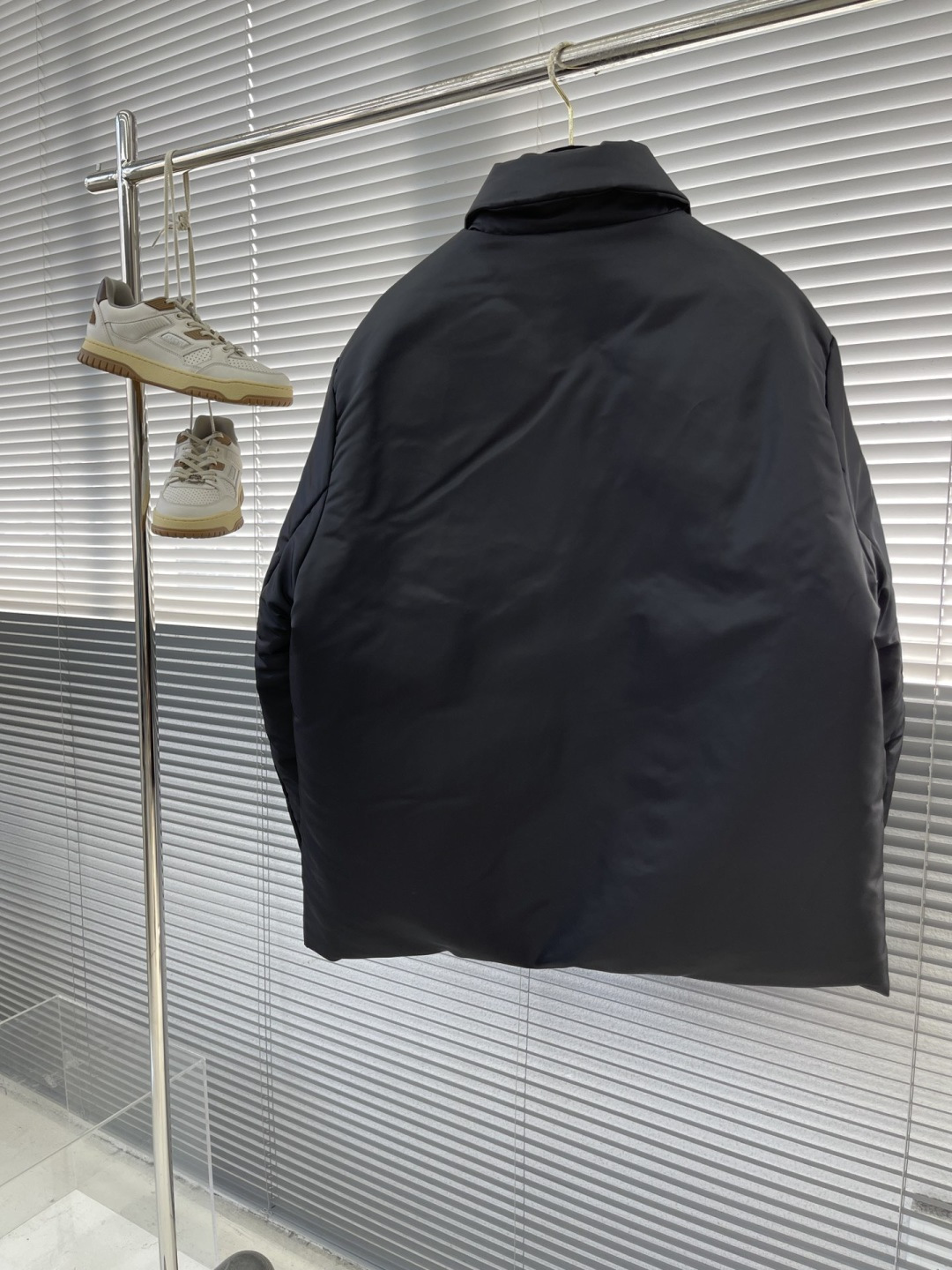 -PRAD 24fw再生尼龙羽绒夹克原版购于杭州湖滨in77专柜 面料采用再生纱线制成 区别于鸟牌的硬壳